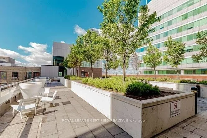 85 Duke Street W, #401