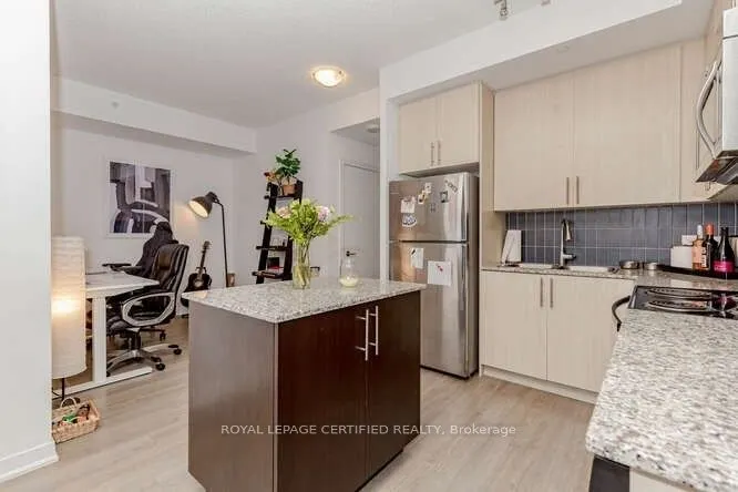 85 Duke Street W, #401