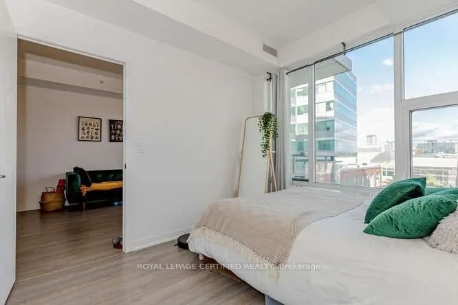 85 Duke Street W, #401