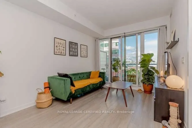 85 Duke Street W, #401