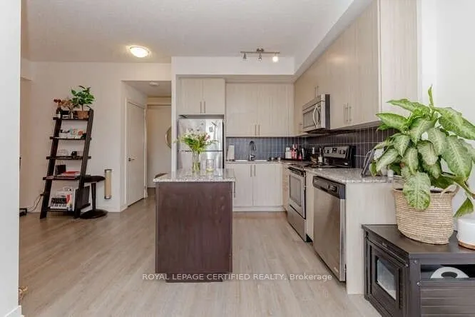 85 Duke Street W, #401