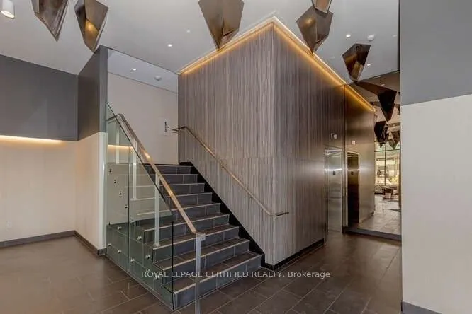 85 Duke Street W, #401