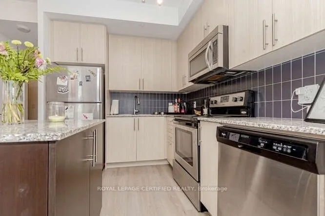 85 Duke Street W, #401