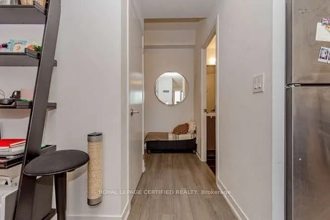 85 Duke Street W, #401