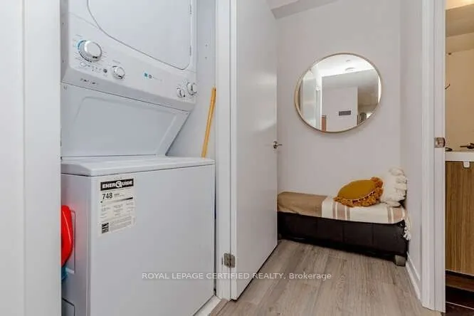 85 Duke Street W, #401