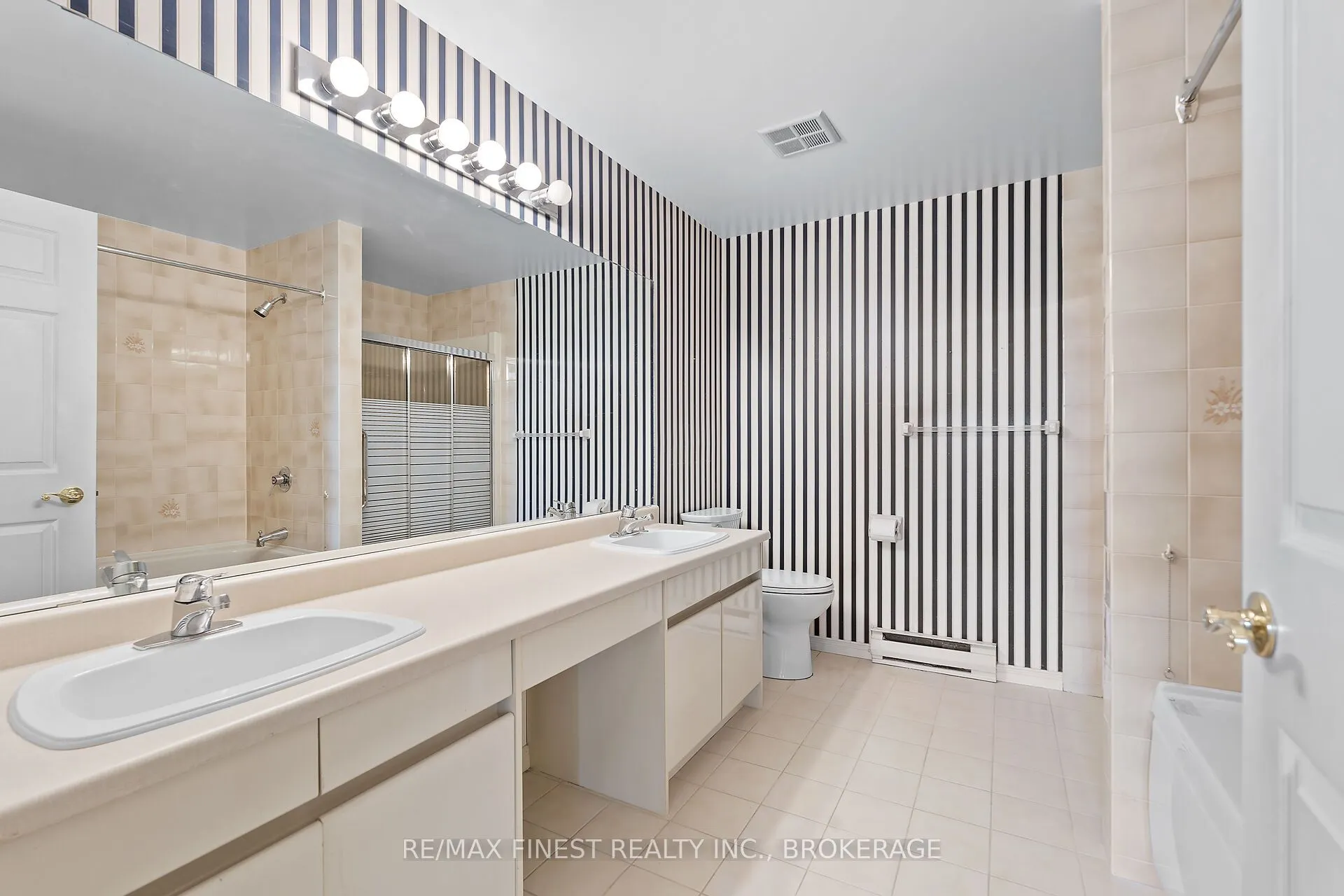 1000 King Street W, #302