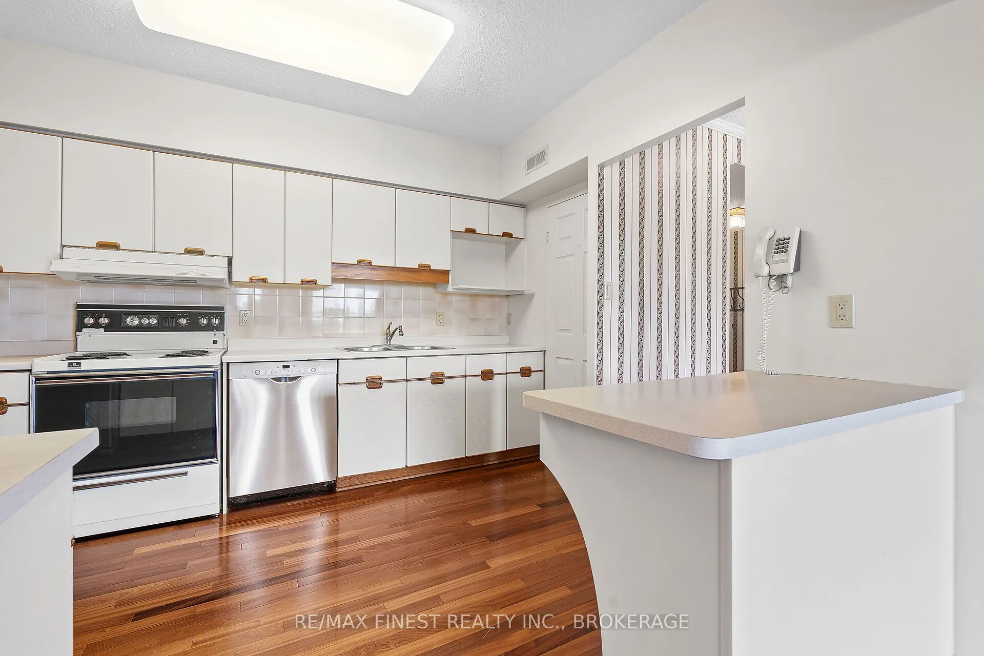 1000 King Street W, #302