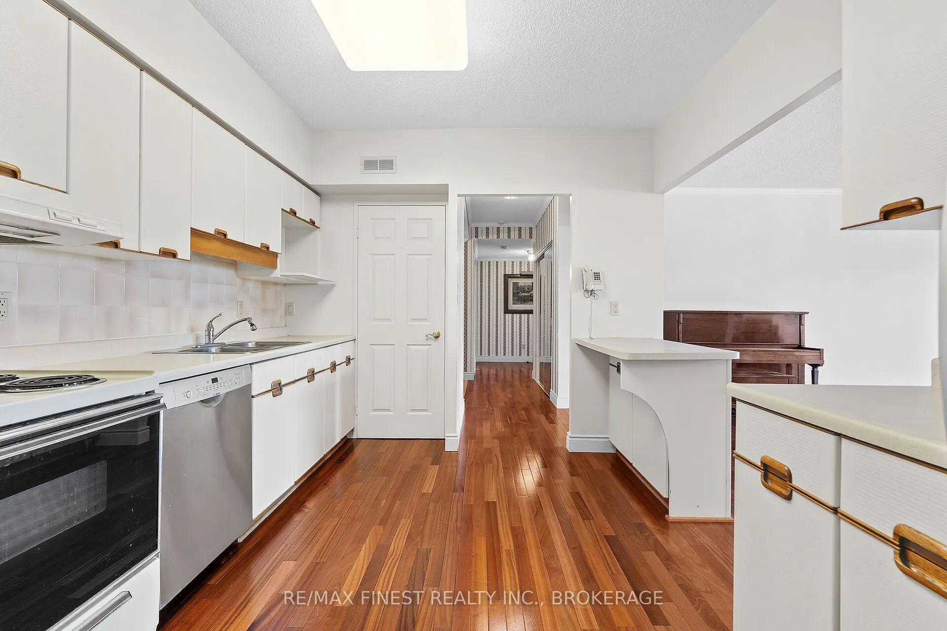 1000 King Street W, #302