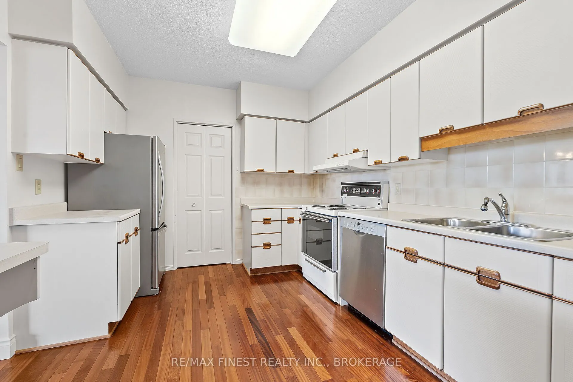 1000 King Street W, #302