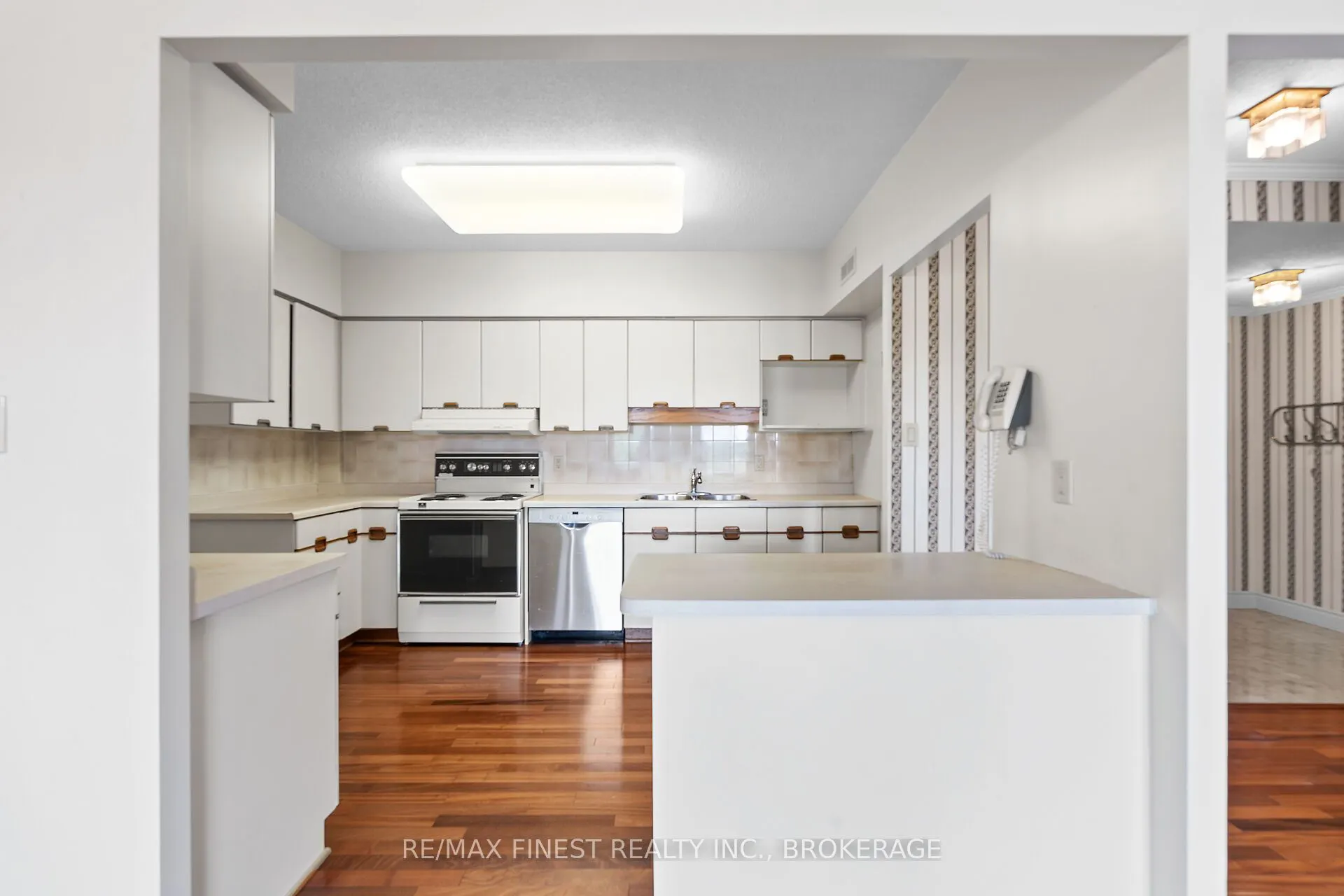 1000 King Street W, #302