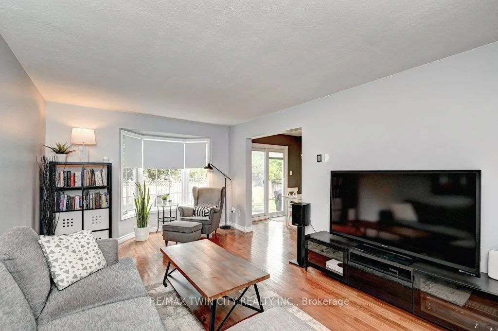 347 Bushview Crescent