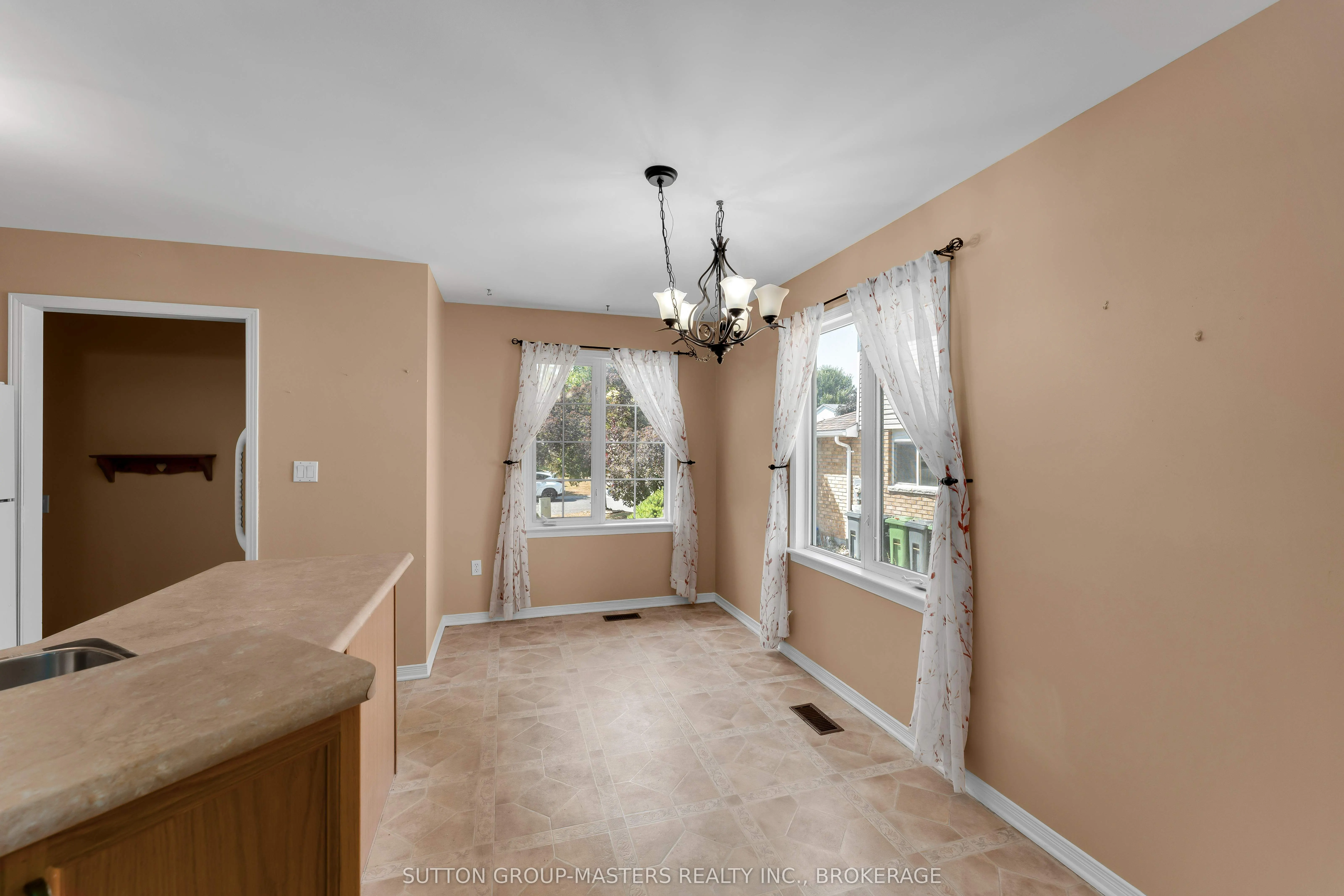 1049 Waterbury Crescent