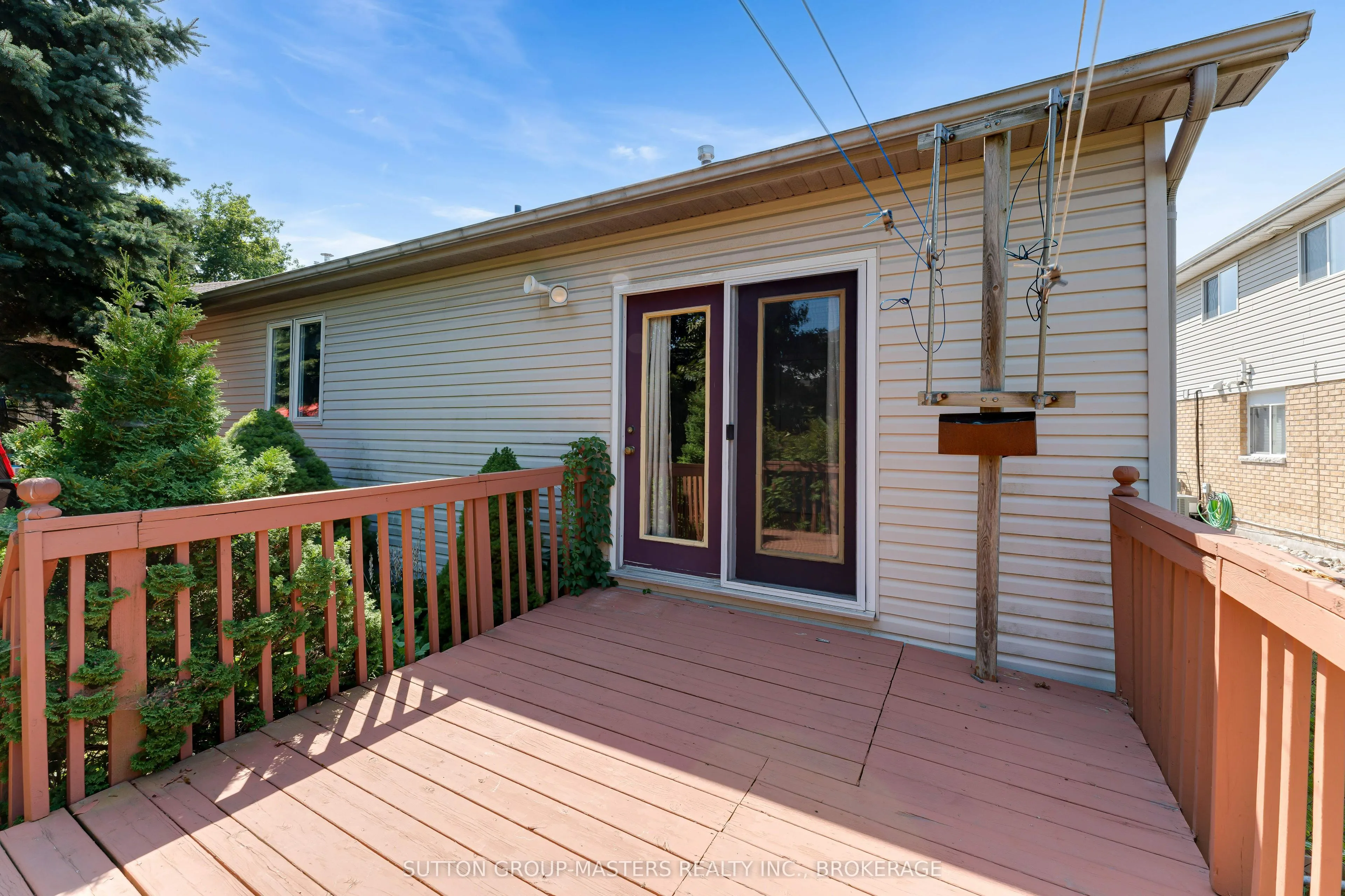 1049 Waterbury Crescent