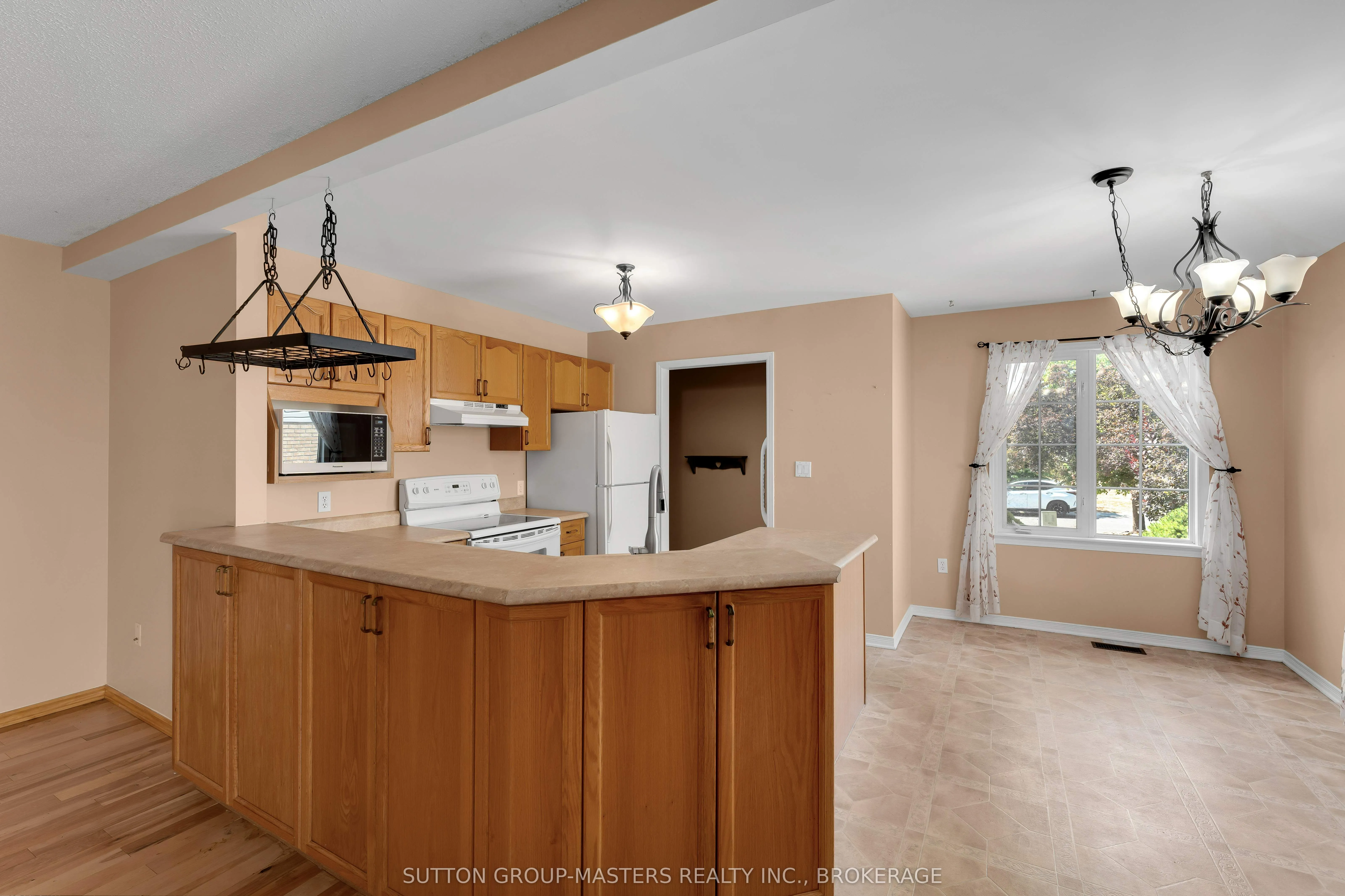 1049 Waterbury Crescent