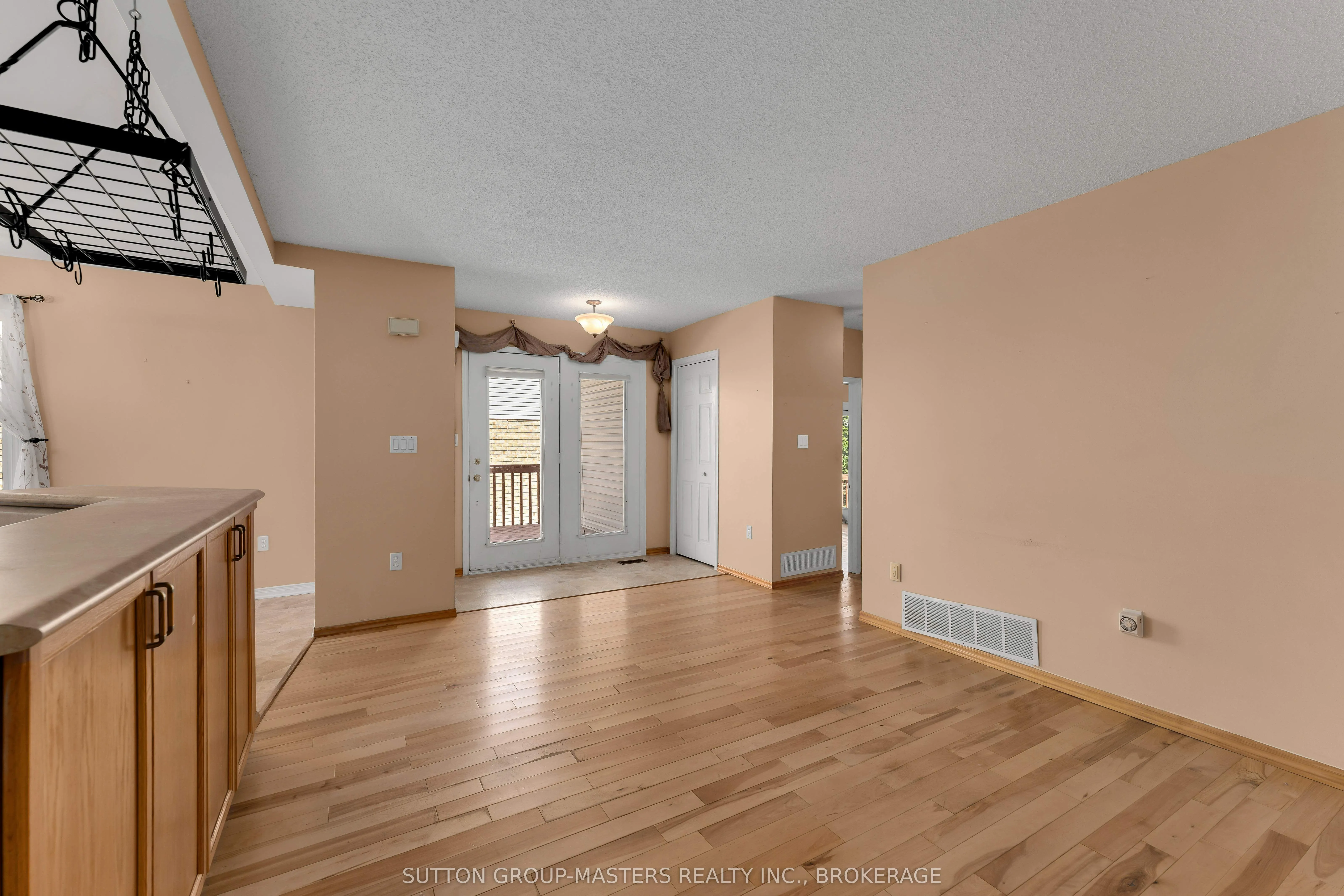 1049 Waterbury Crescent