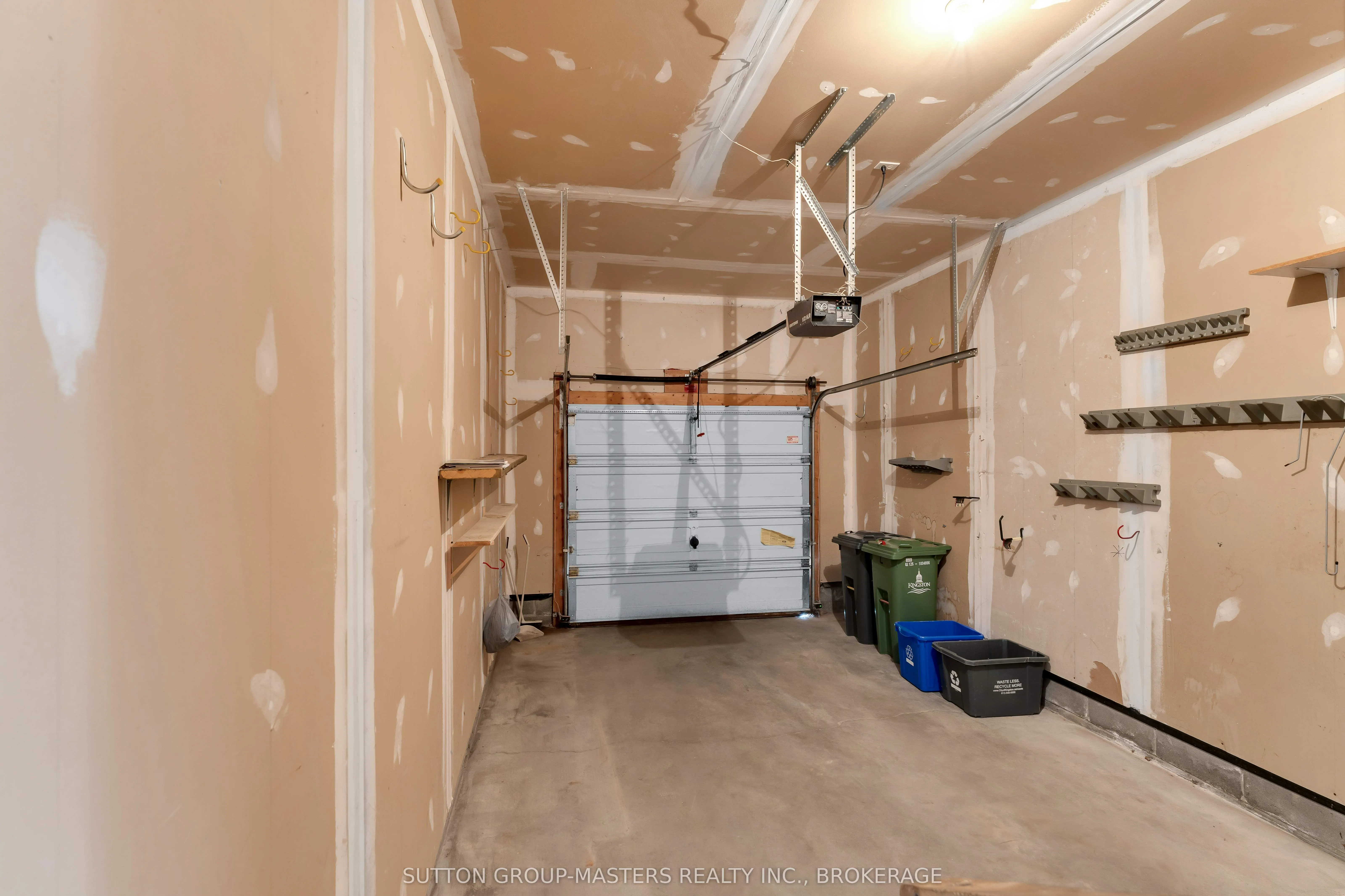 1049 Waterbury Crescent