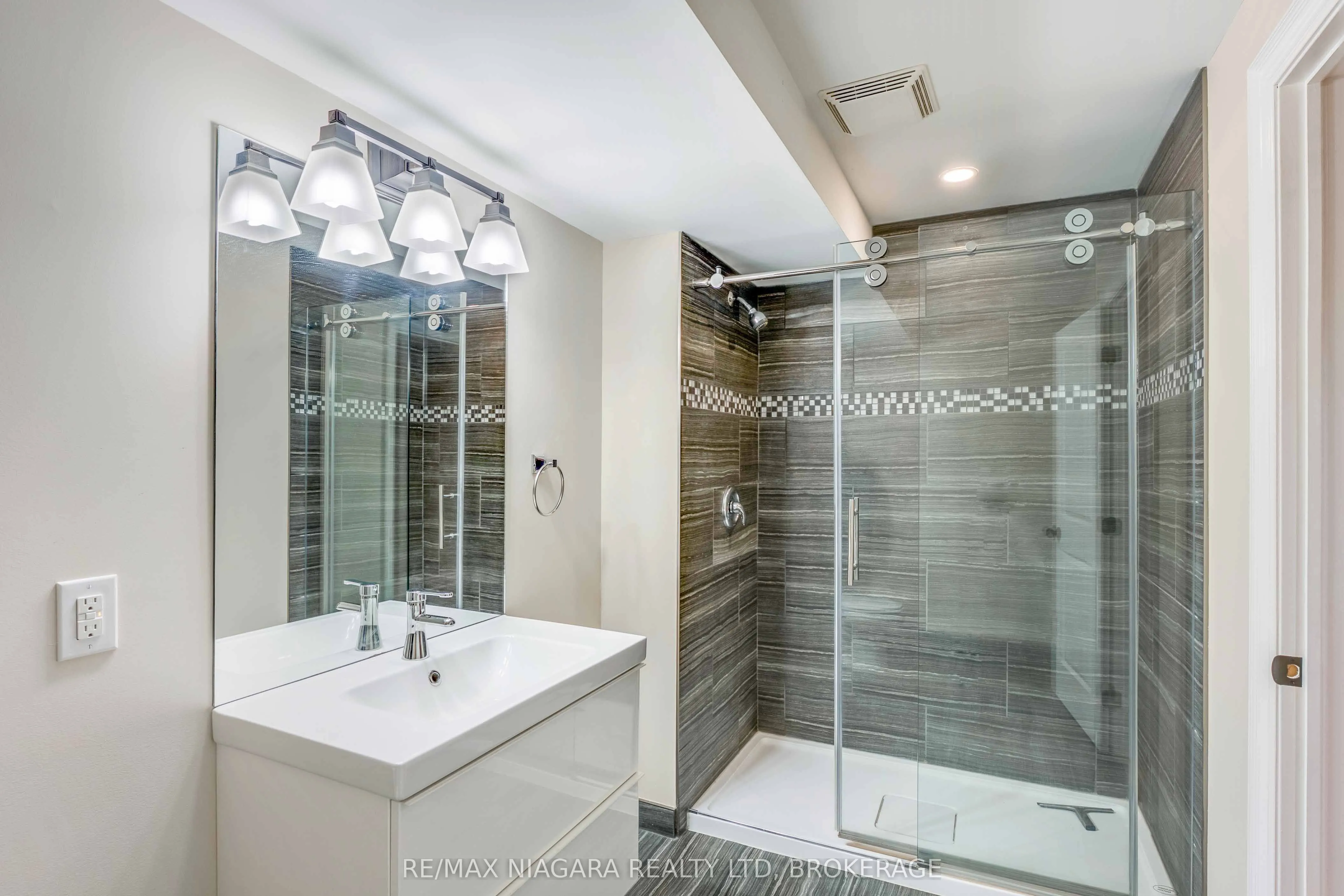 24 EMERALD COMMON, #Call LBO