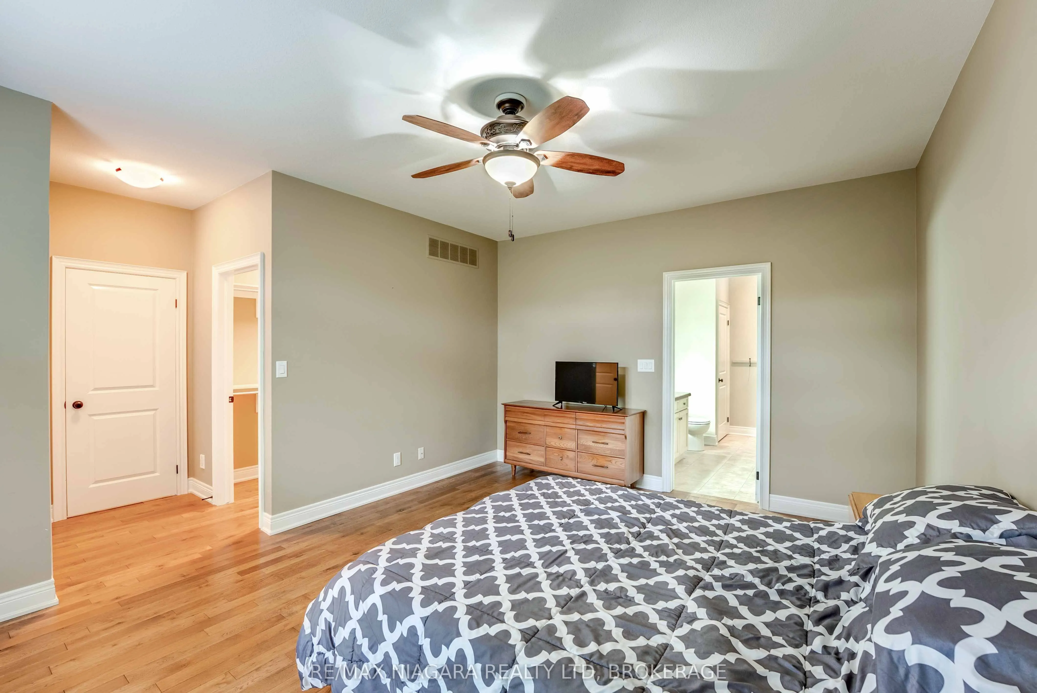 24 EMERALD COMMON, #Call LBO