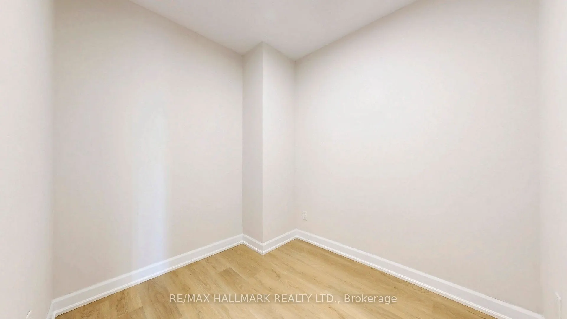 1 Victoria Street S, #711