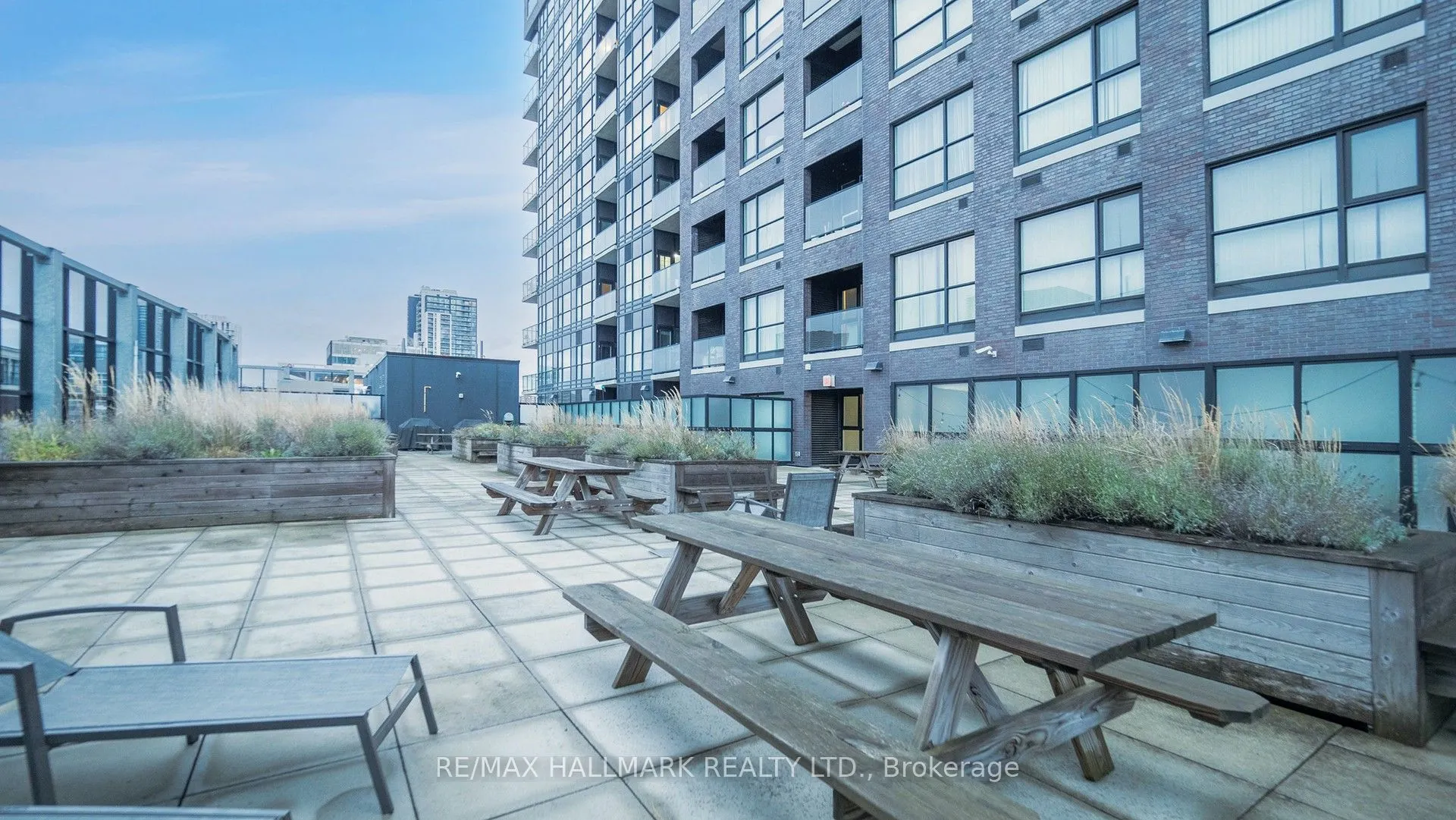 1 Victoria Street S, #711