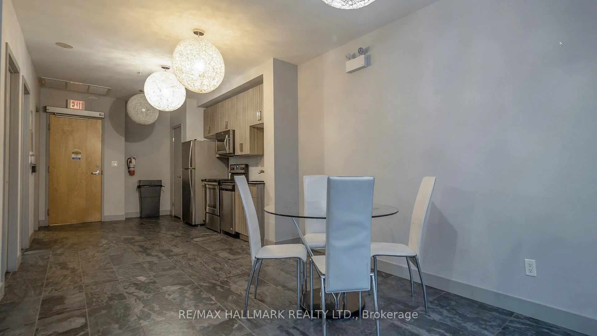 1 Victoria Street S, #711