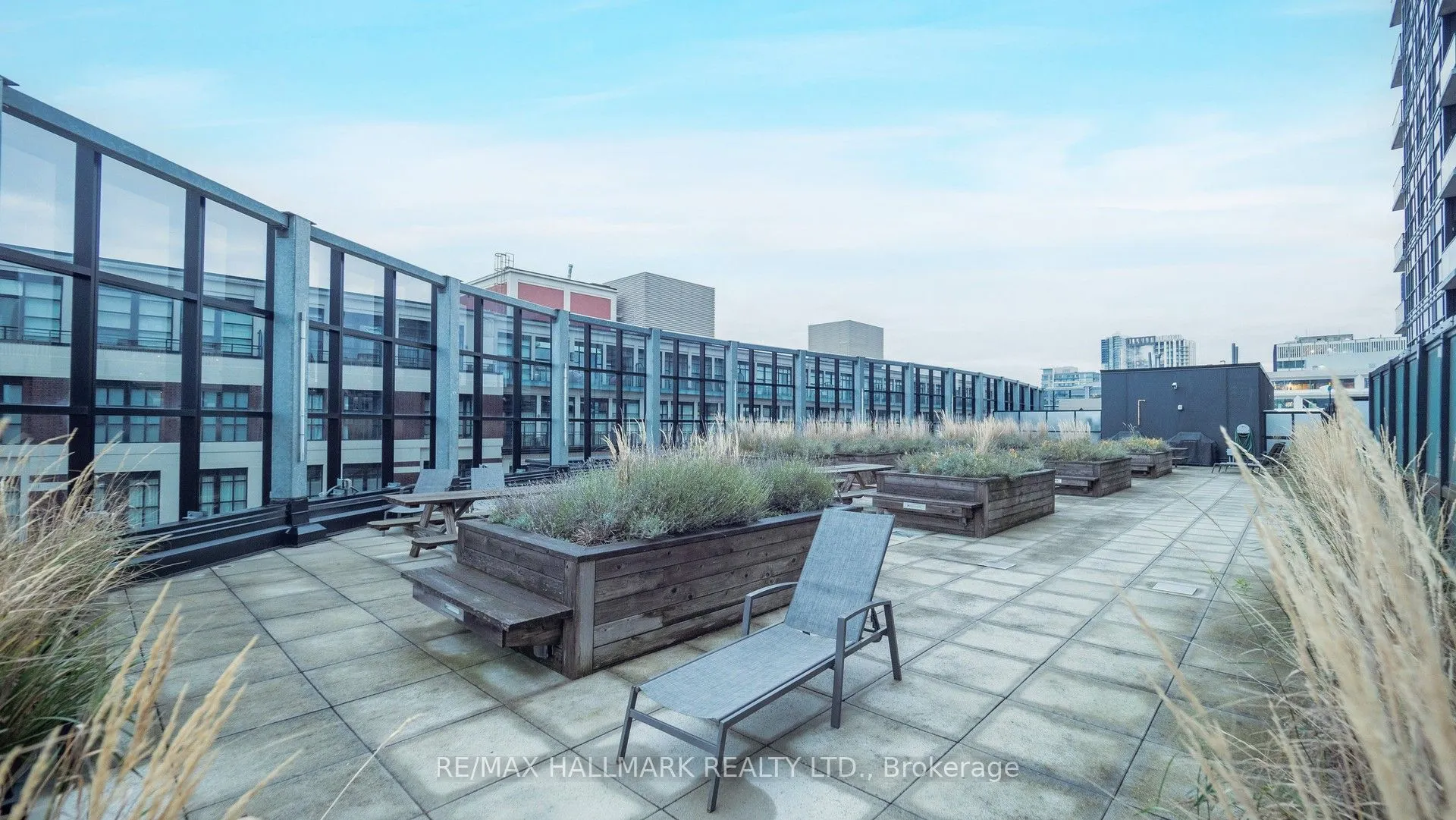 1 Victoria Street S, #711