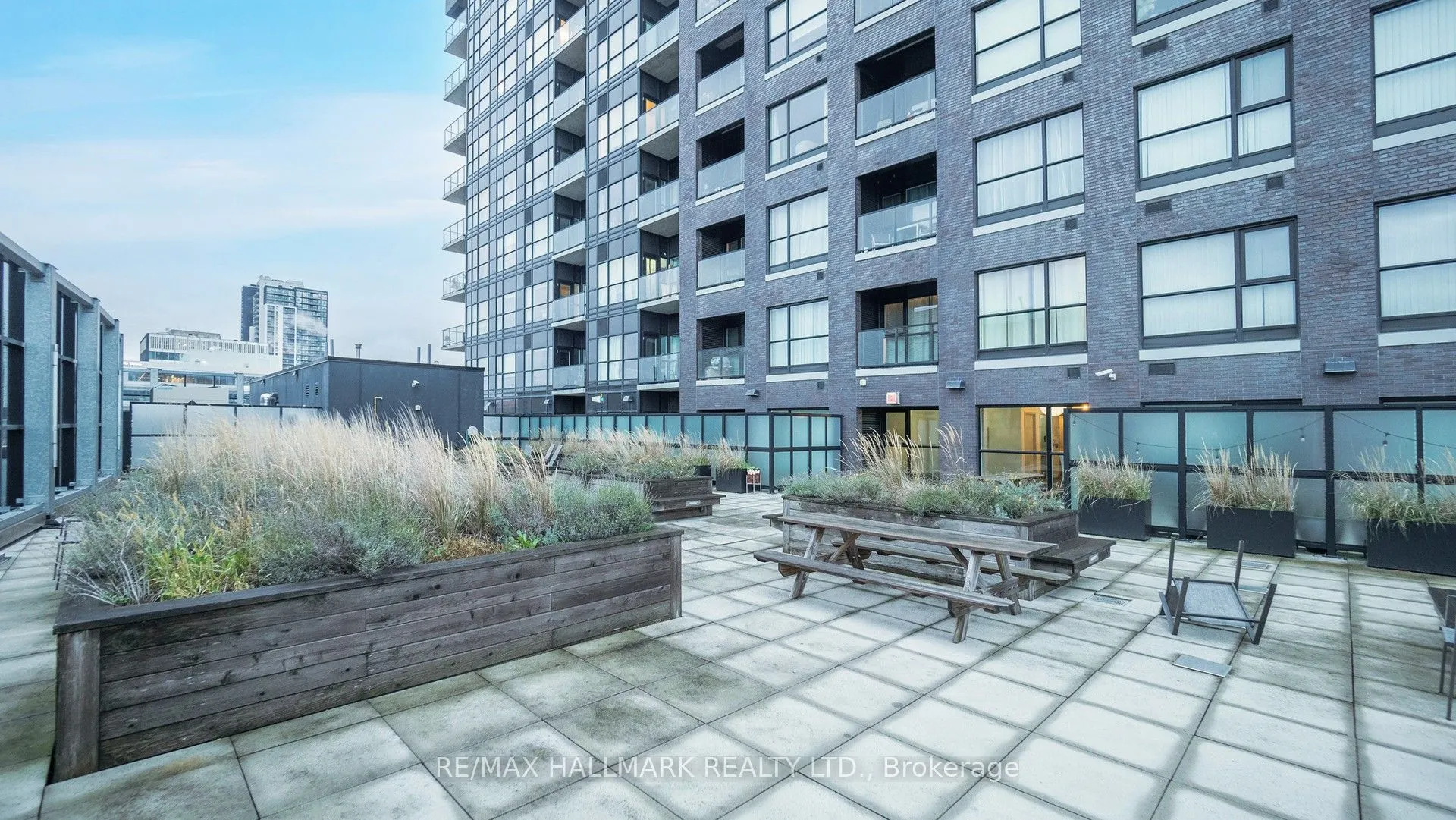 1 Victoria Street S, #711