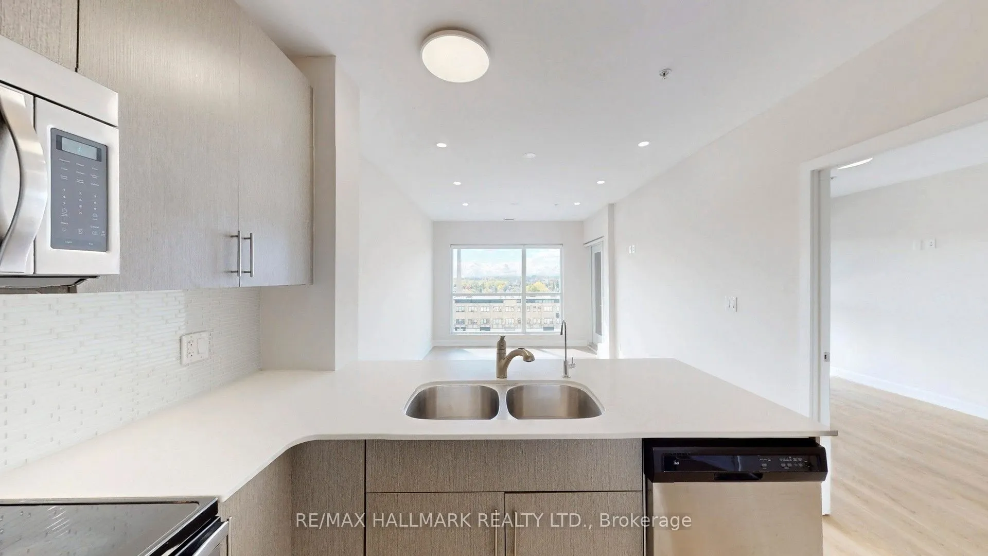 1 Victoria Street S, #711