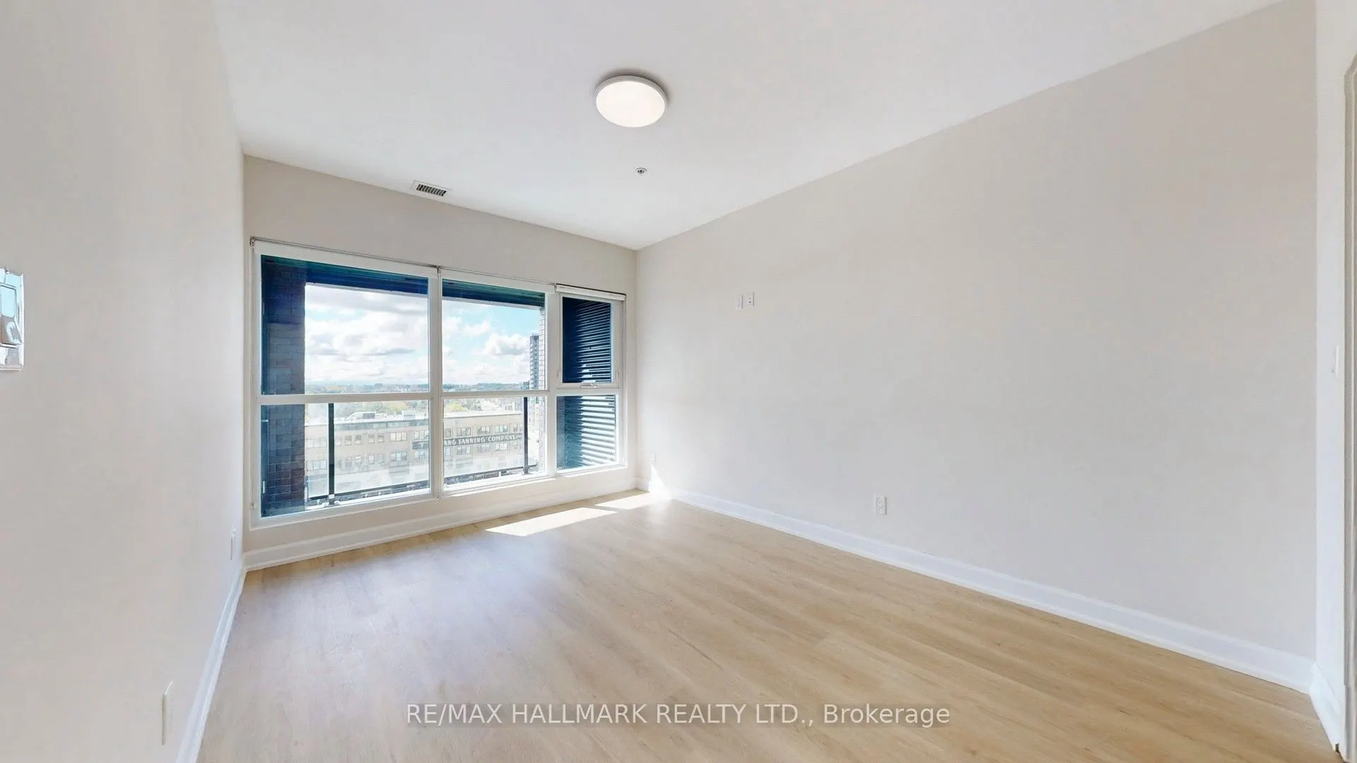 1 Victoria Street S, #711