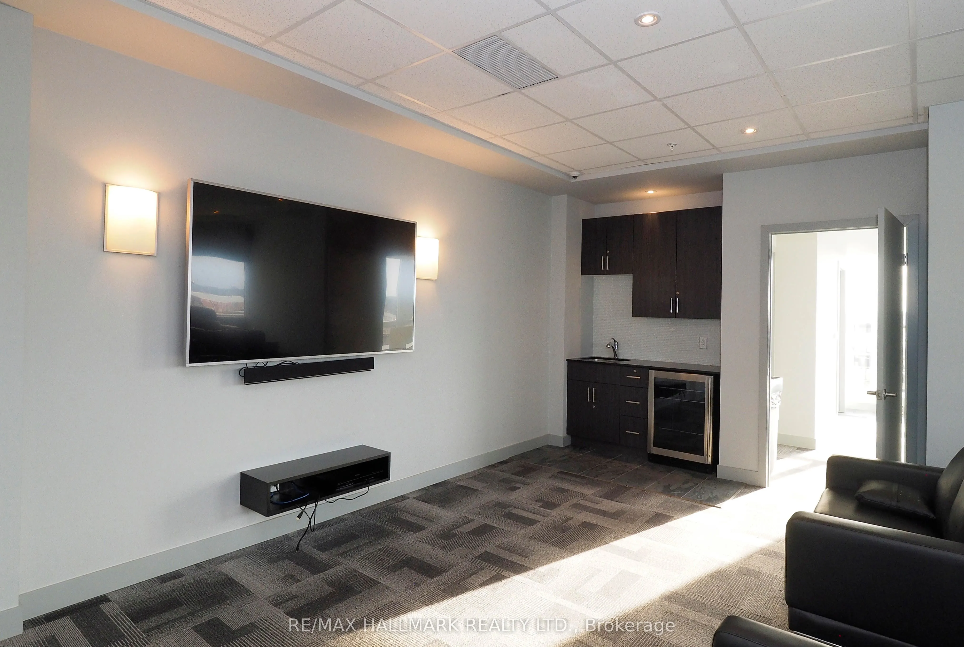 1 Victoria Street S, #711