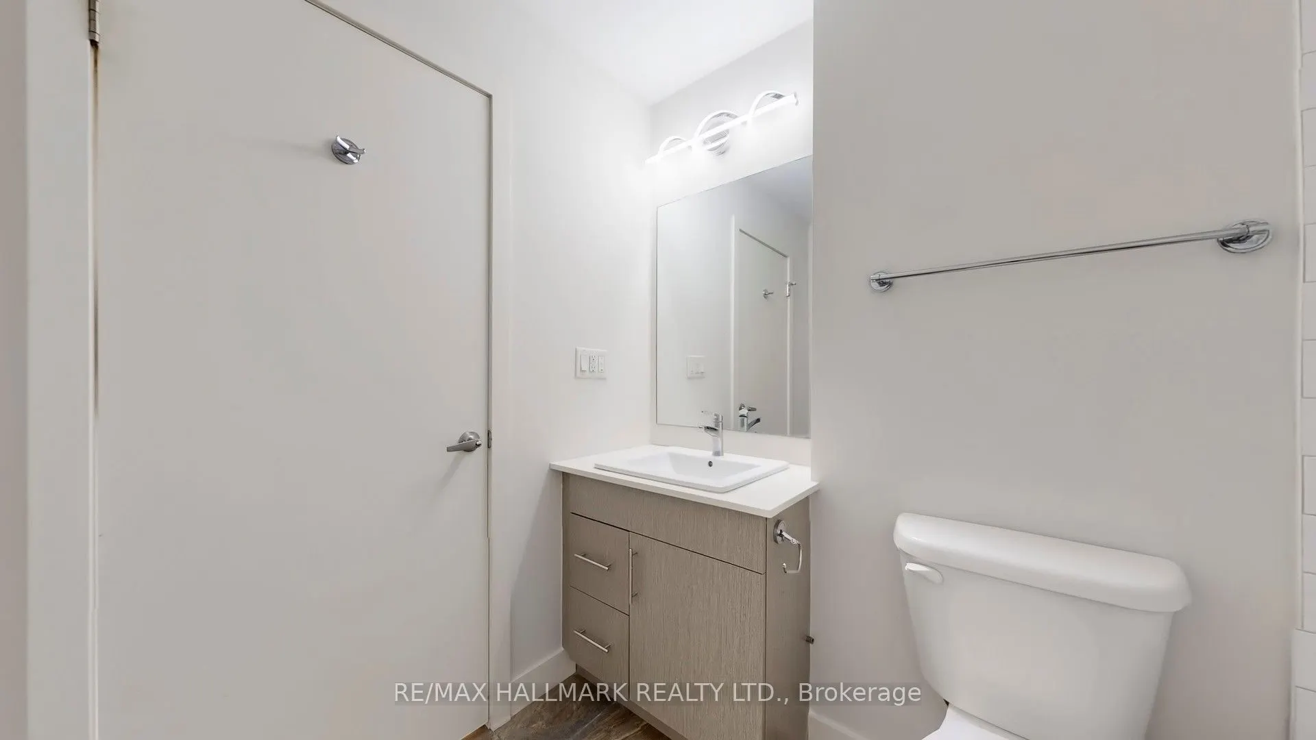 1 Victoria Street S, #711