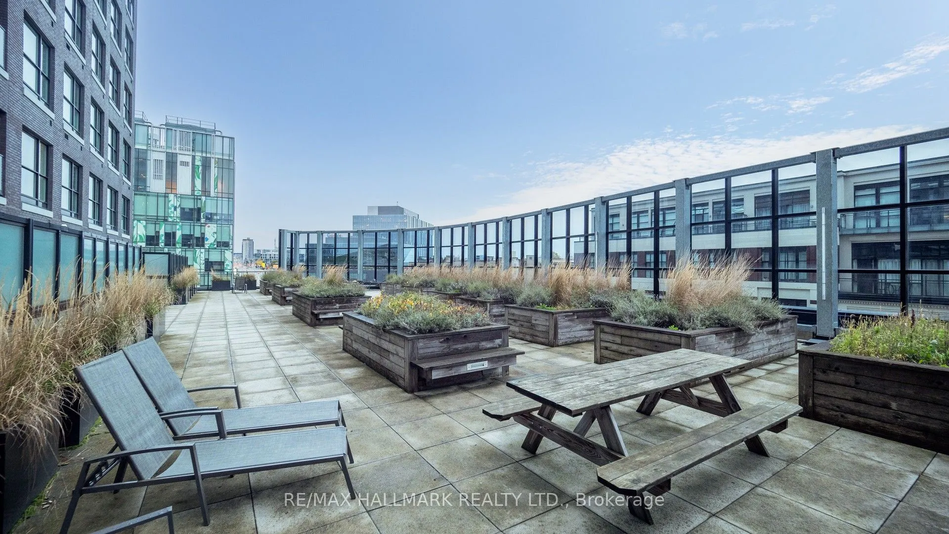 1 Victoria Street S, #711