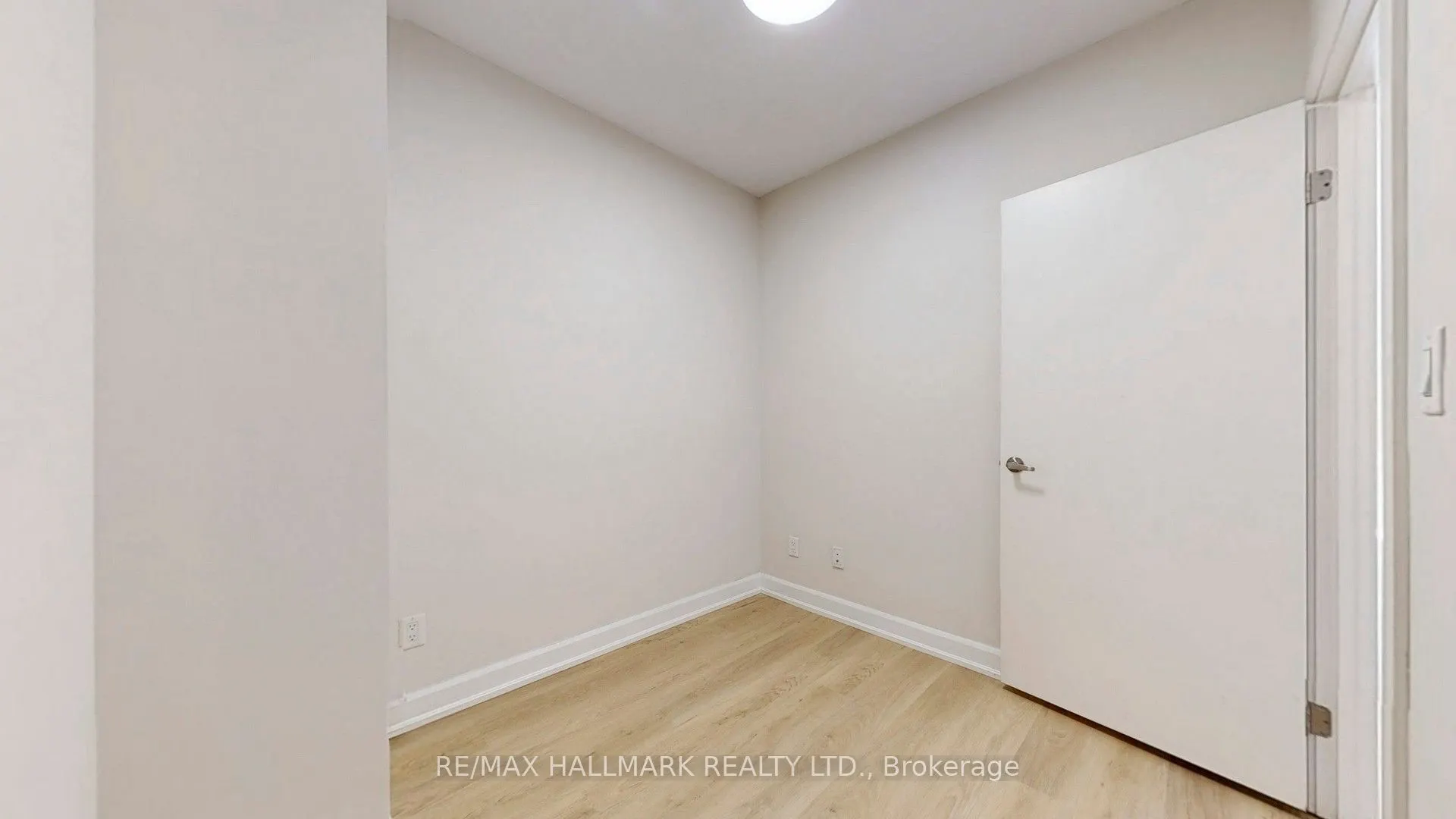 1 Victoria Street S, #711