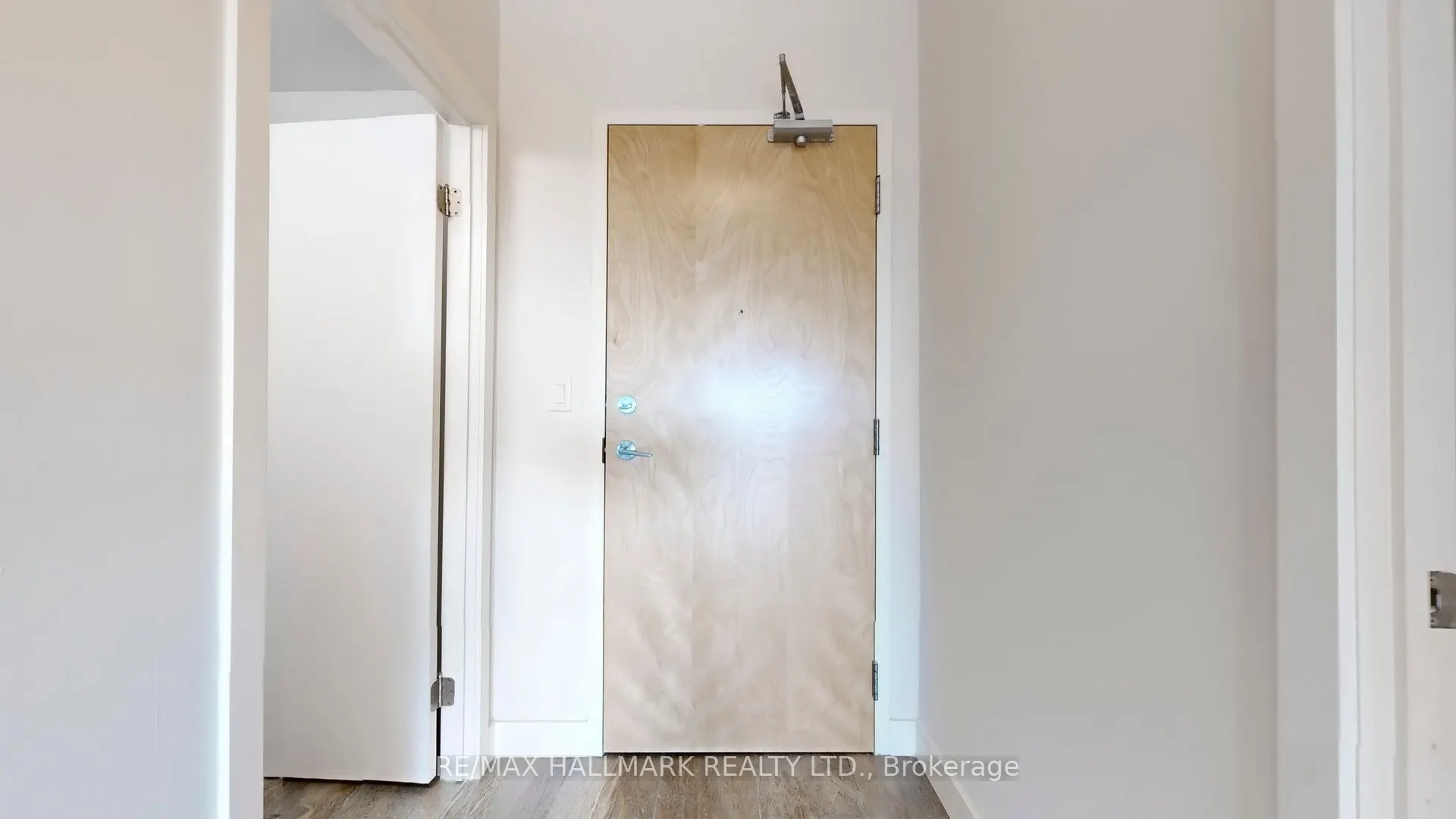 1 Victoria Street S, #711