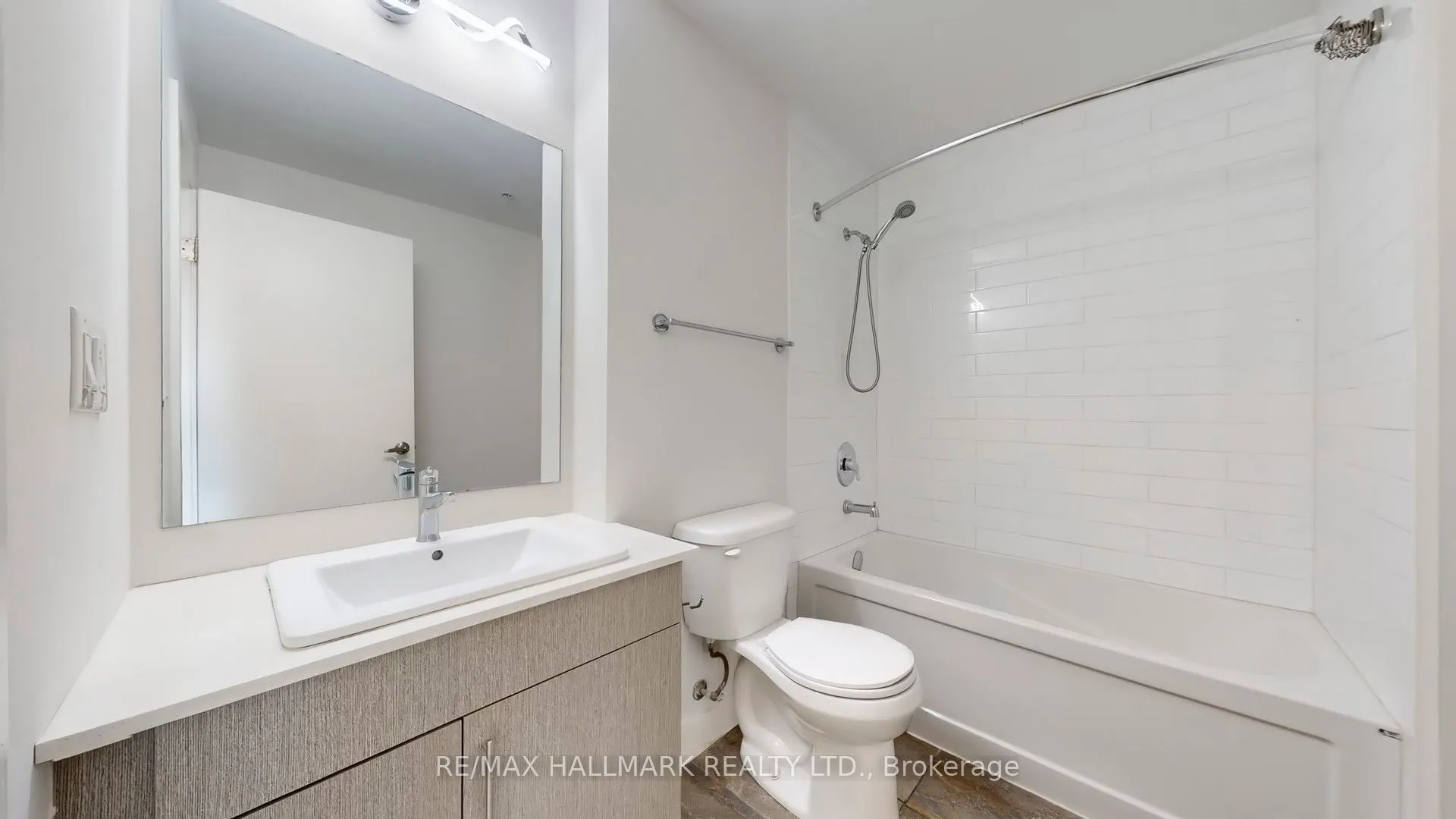 1 Victoria Street S, #711