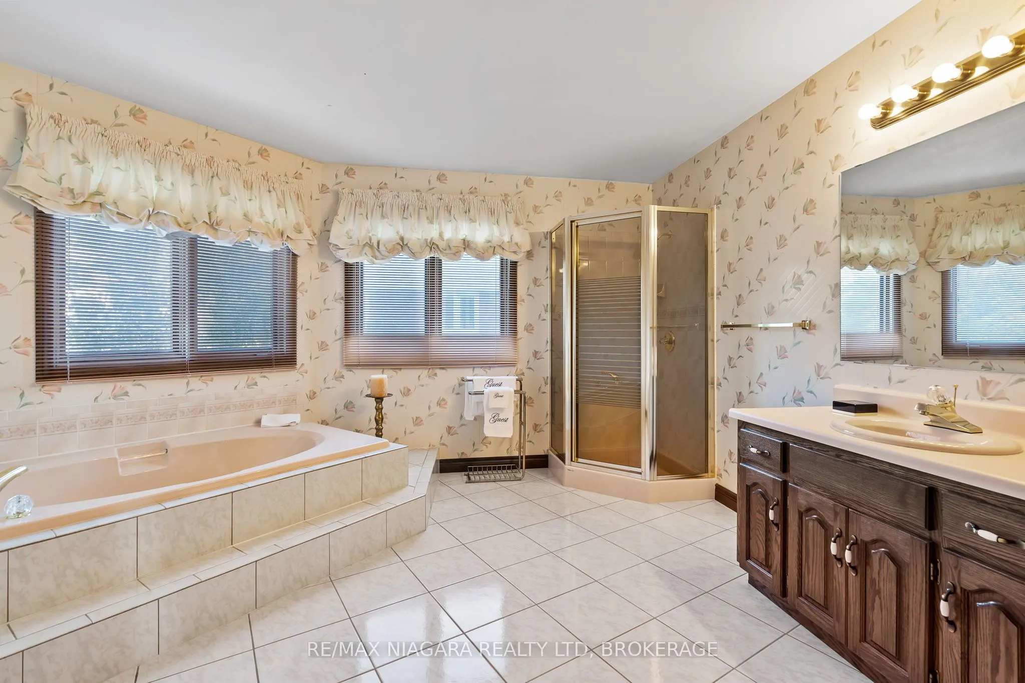 13 Shoreline Crescent