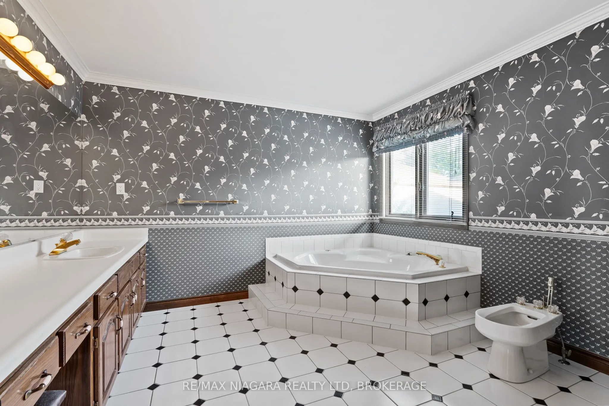 13 Shoreline Crescent