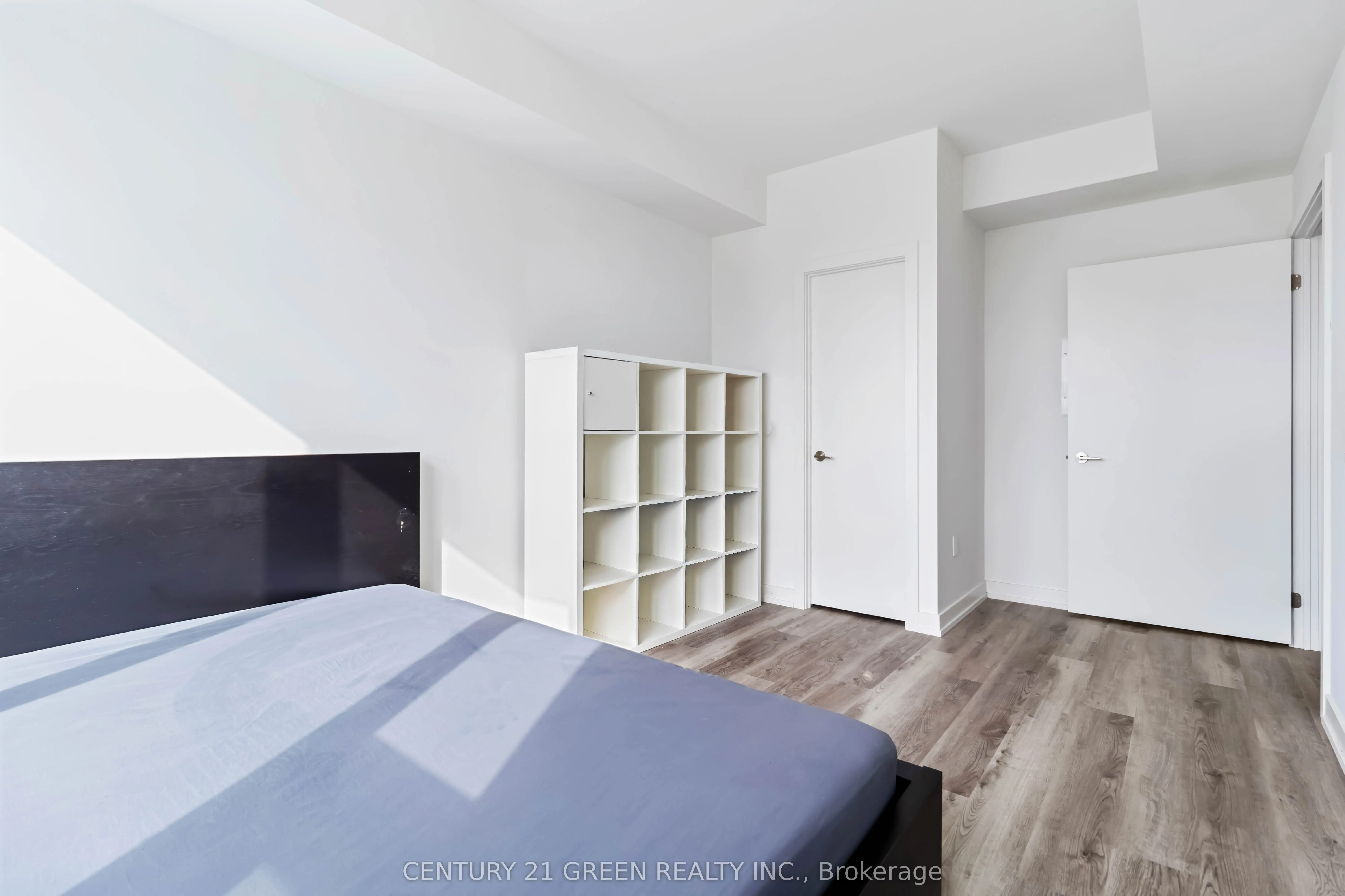 15 Wellington Street S, #408