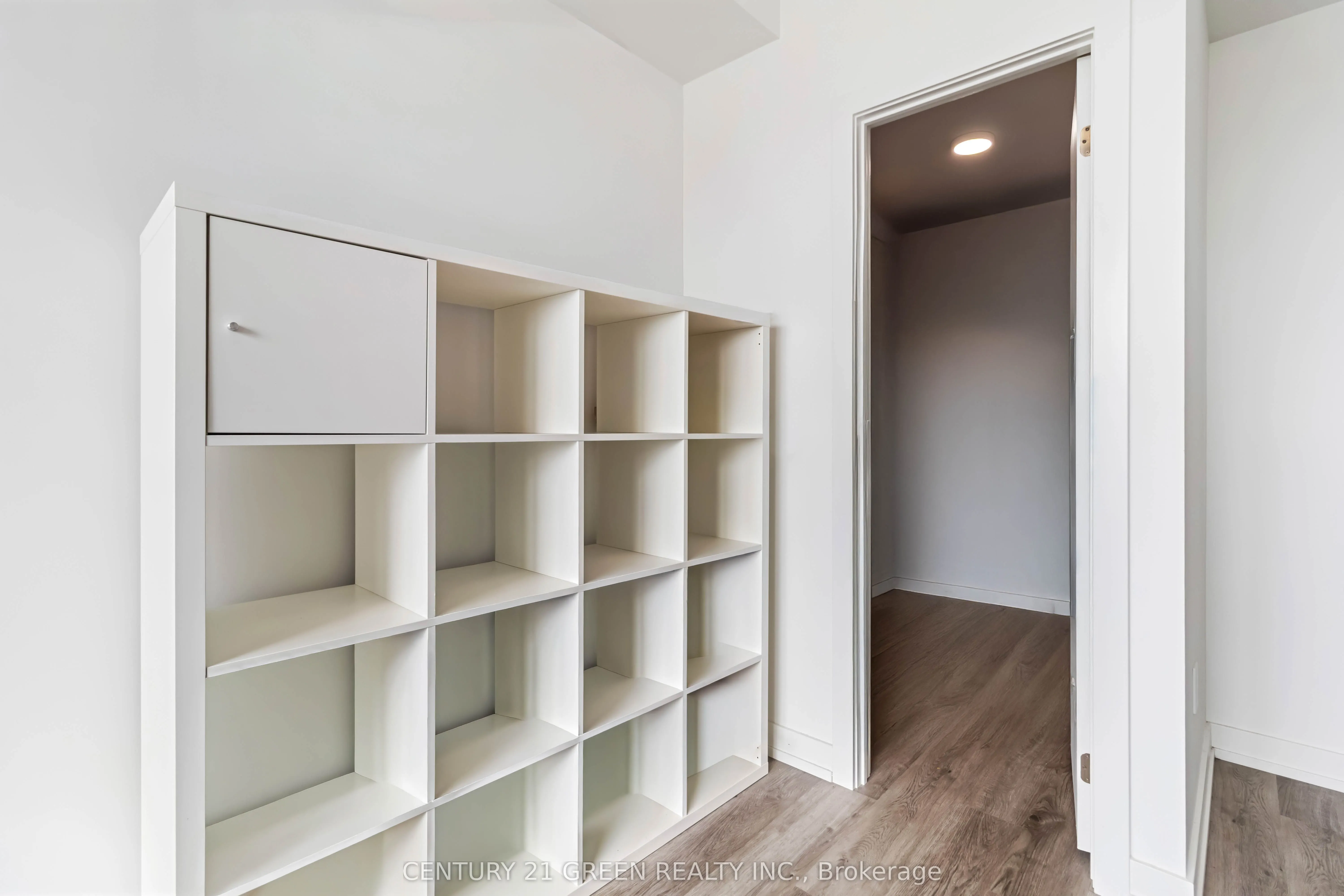 15 Wellington Street S, #408