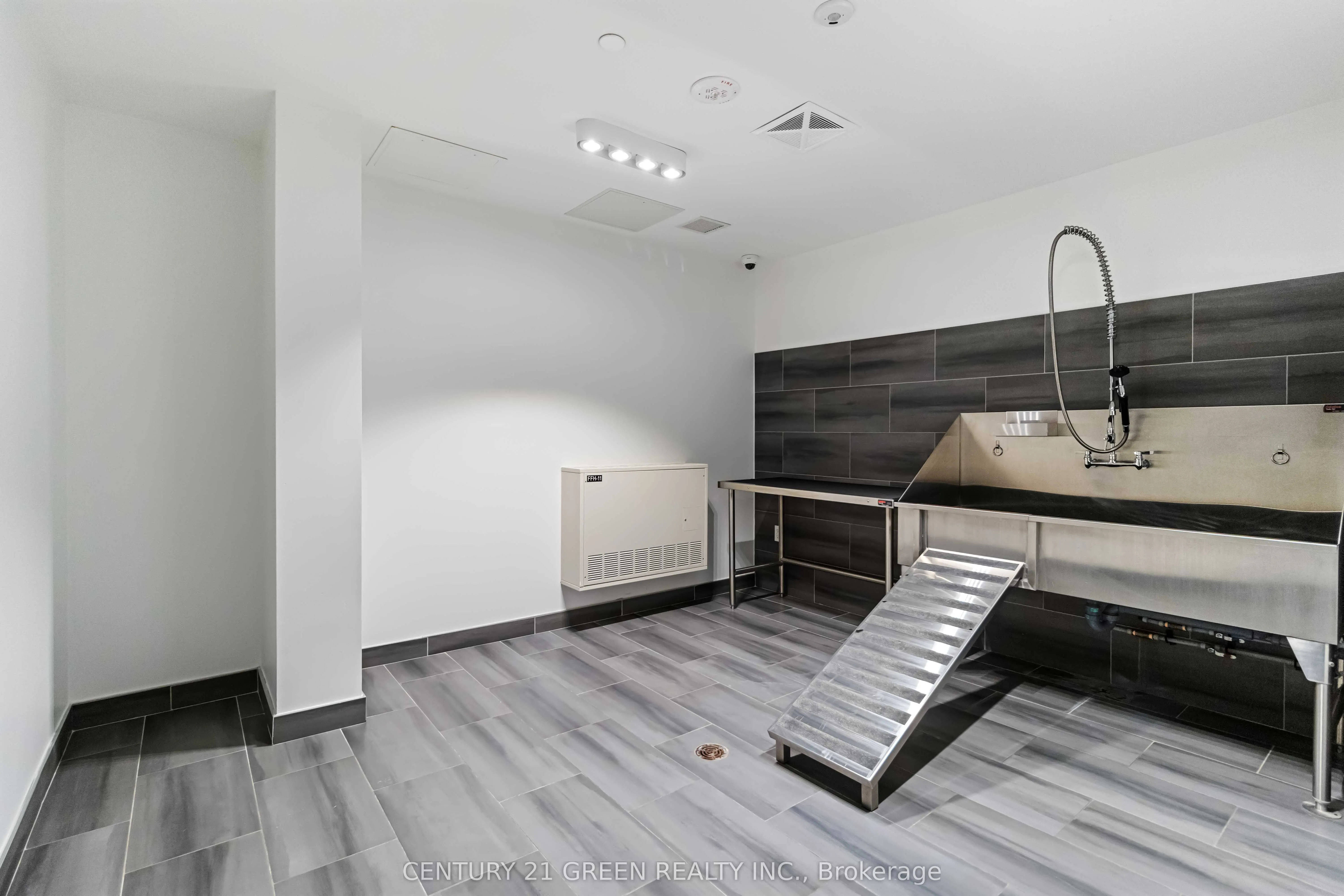 15 Wellington Street S, #408