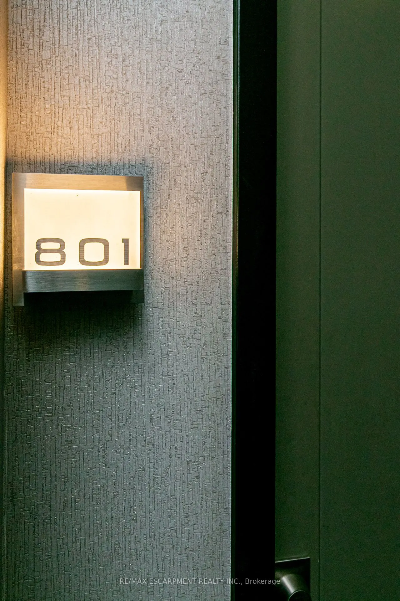 150 Main Street W, #801