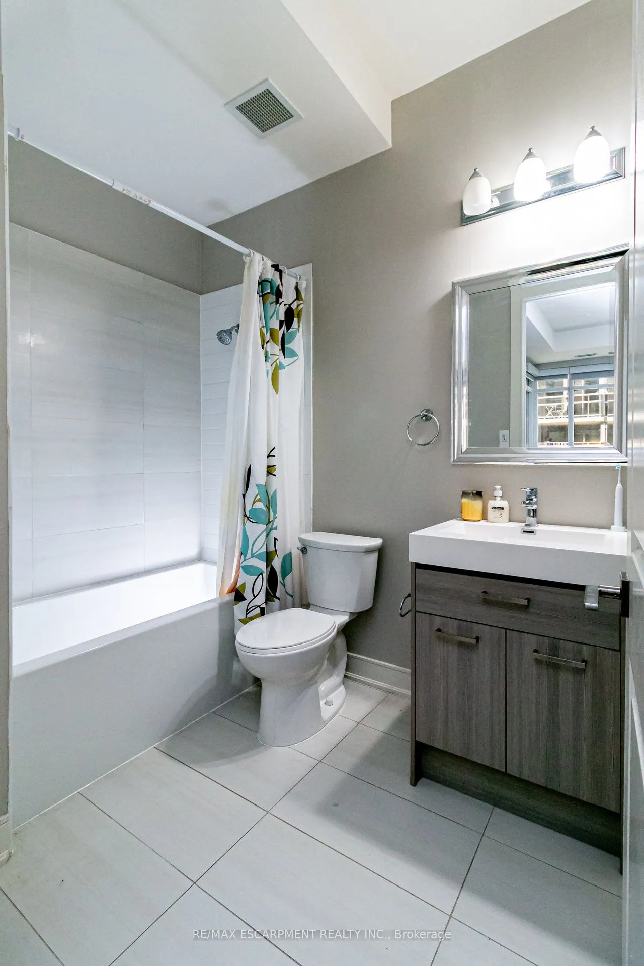 150 Main Street W, #801