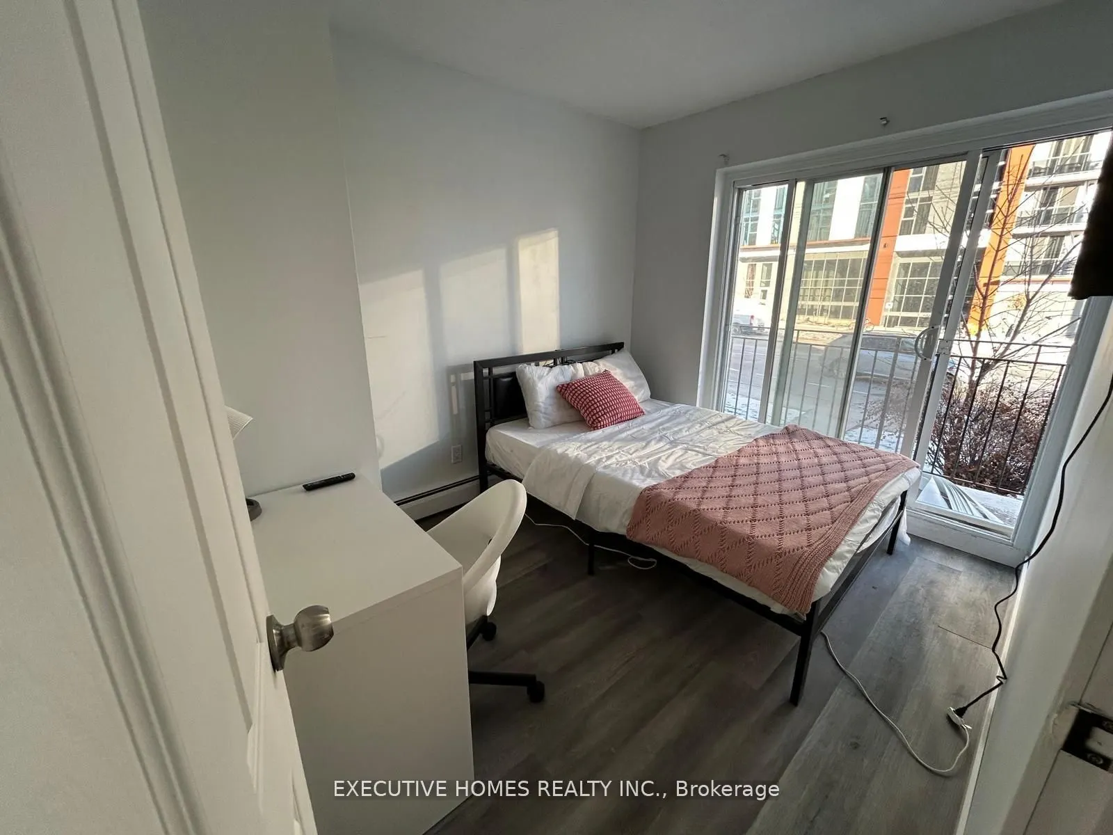 303 King Street N, #6