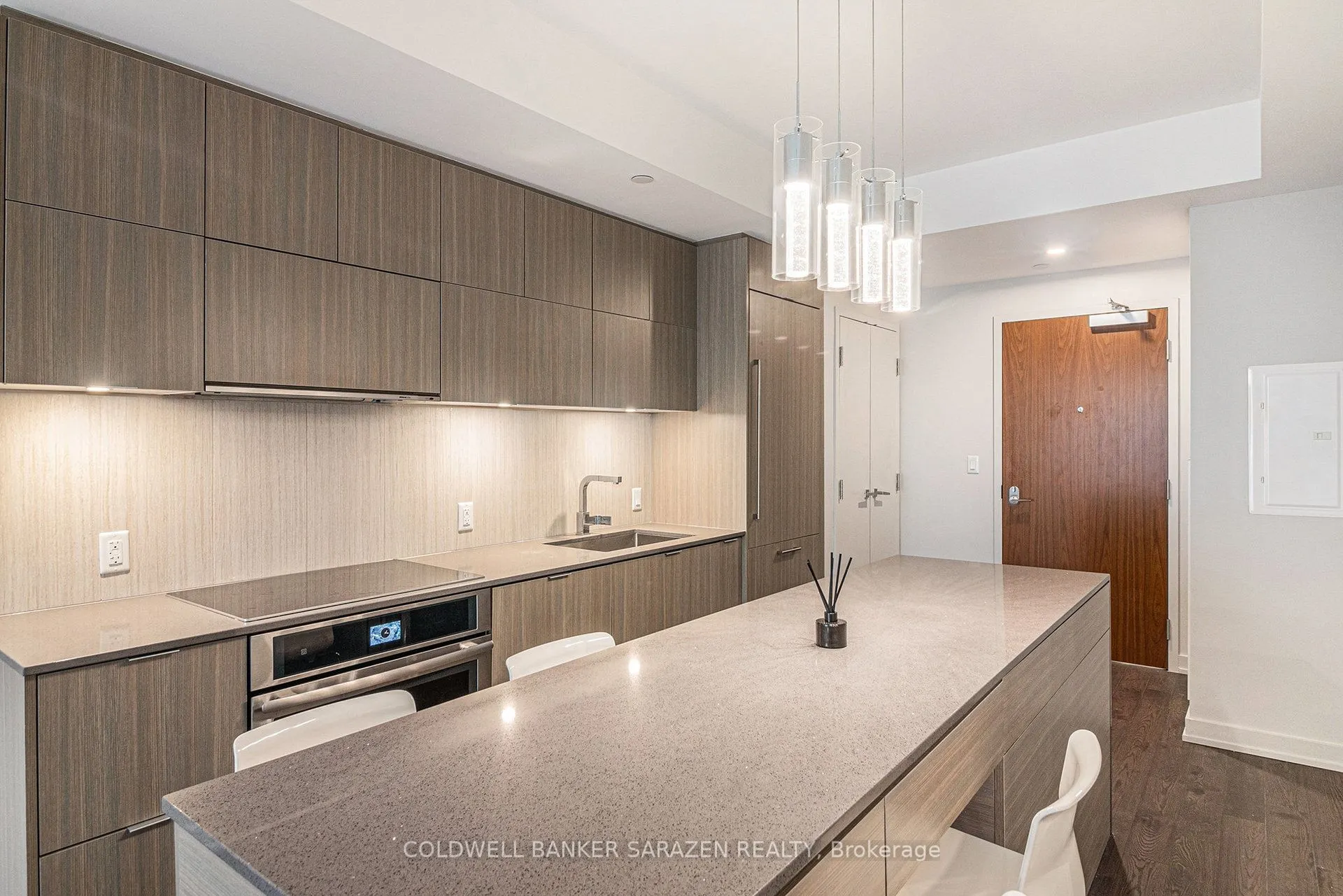 101 Queen Street, #808