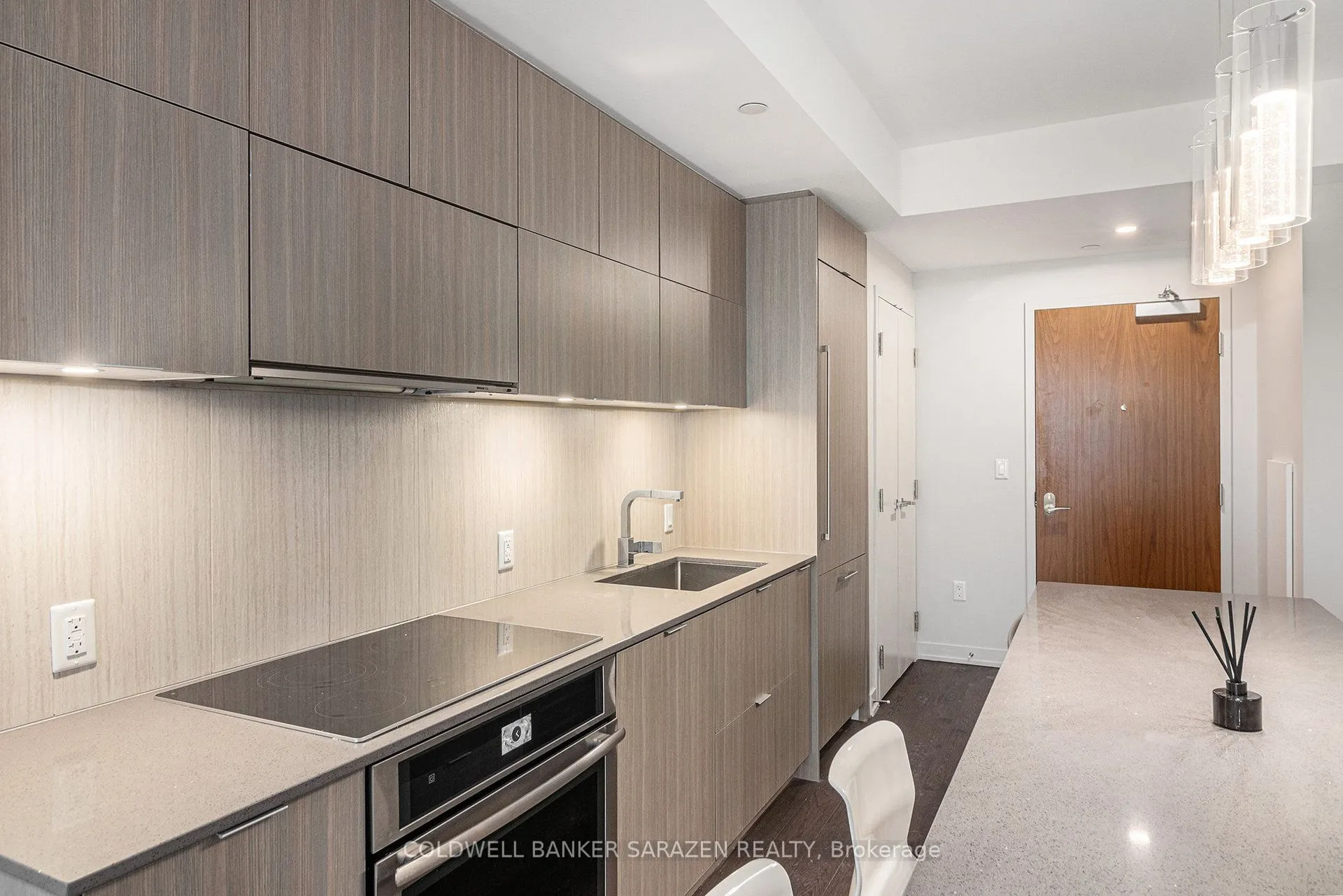 101 Queen Street, #808