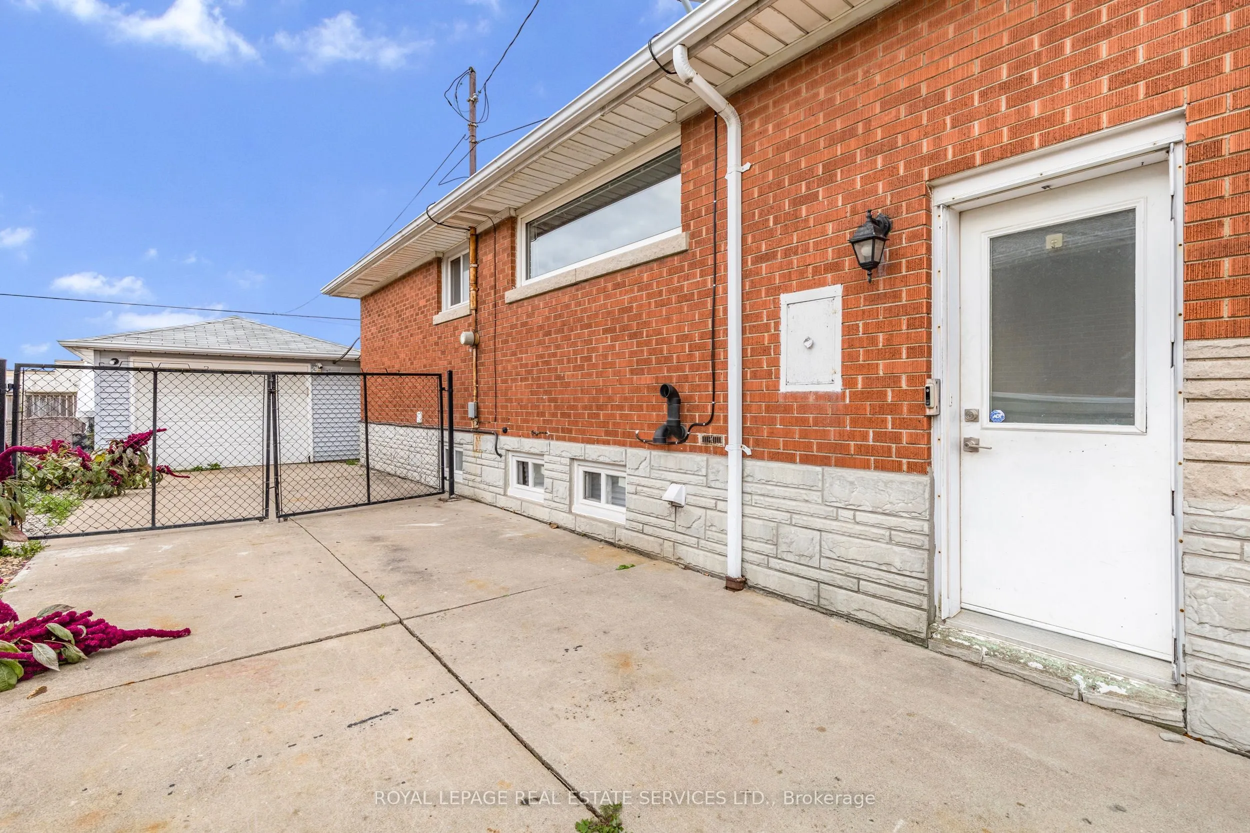 559 East 27th Street