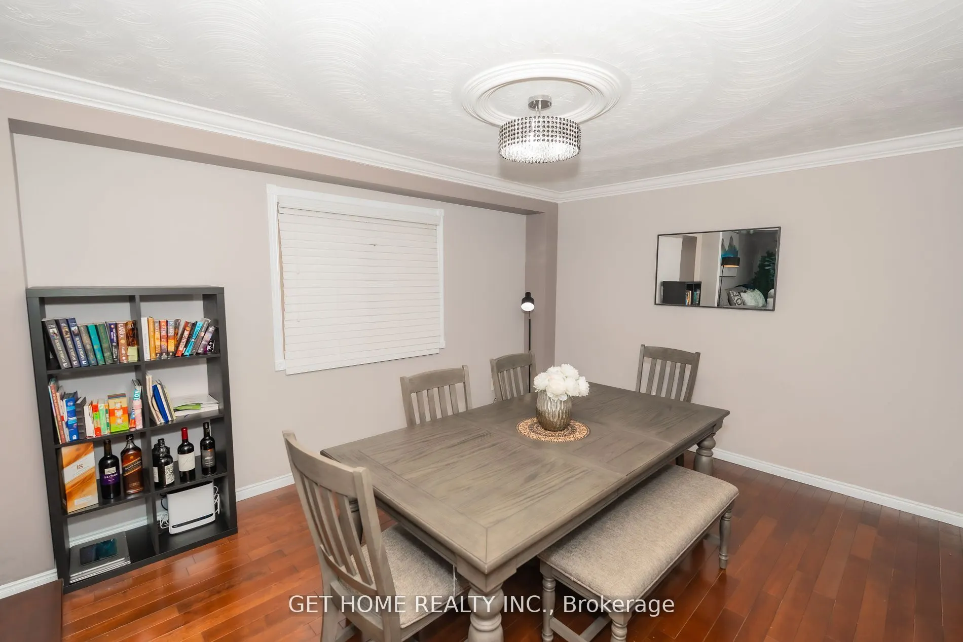 111 AUBREY Avenue, #Main