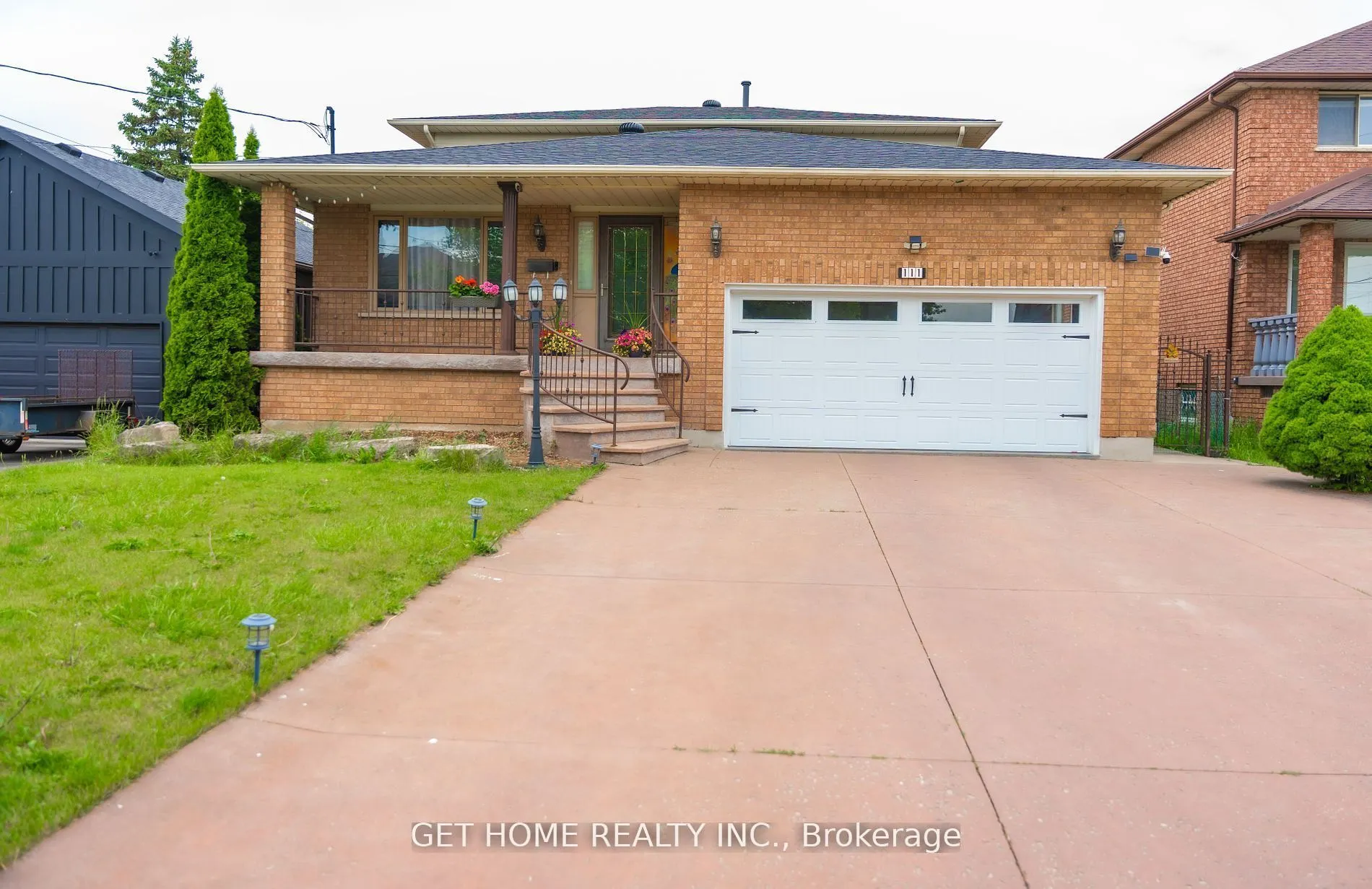 111 AUBREY Avenue, #Main