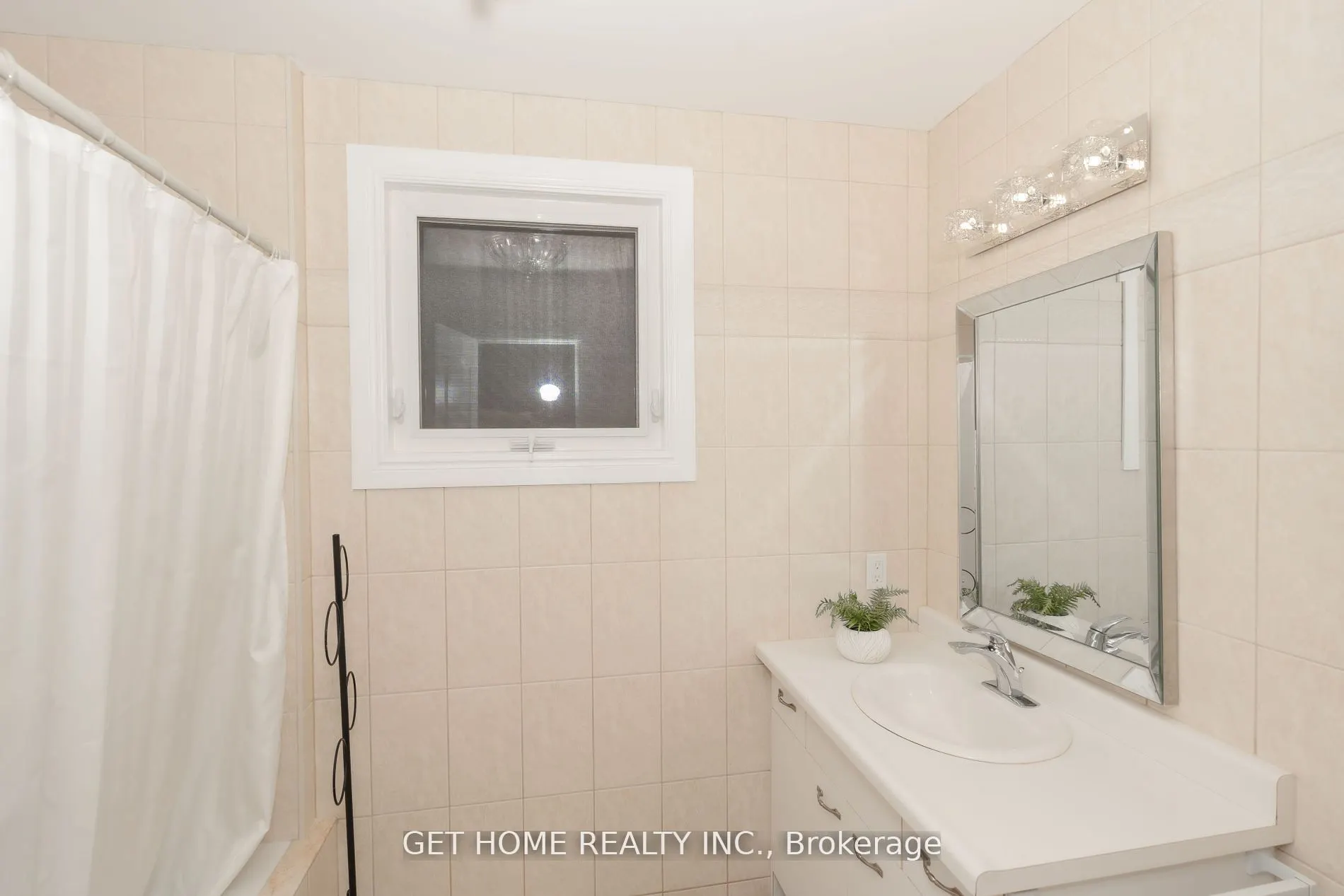 111 AUBREY Avenue, #Main