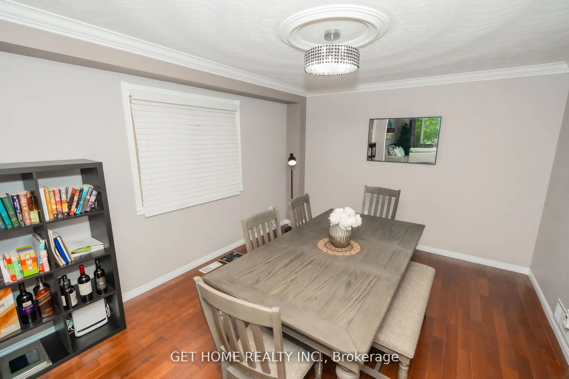 111 AUBREY Avenue, #Main